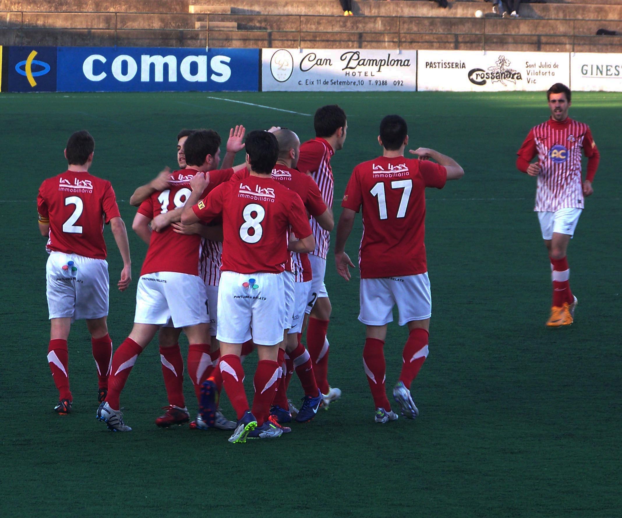 Els jugadors del Vic celebren el gol de Prieto que els avançava en el mercador. FOTO: Jordi Cutrina.