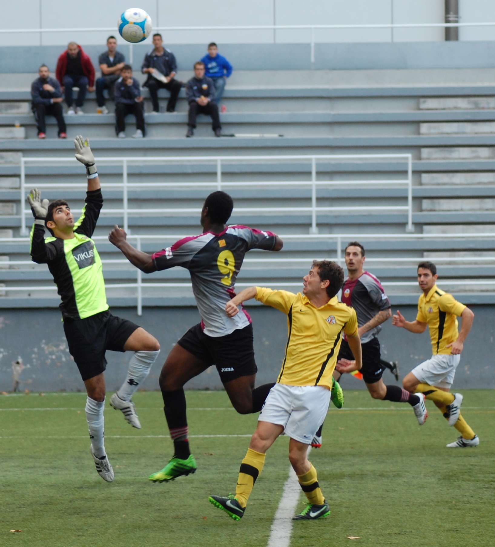 El Hadji intenta superar Fran amb una rematada de cap. Malgrat el perill que ha portat, cap de les seves arribades ha acabat en gol. FOTO: Jordi de Planell.