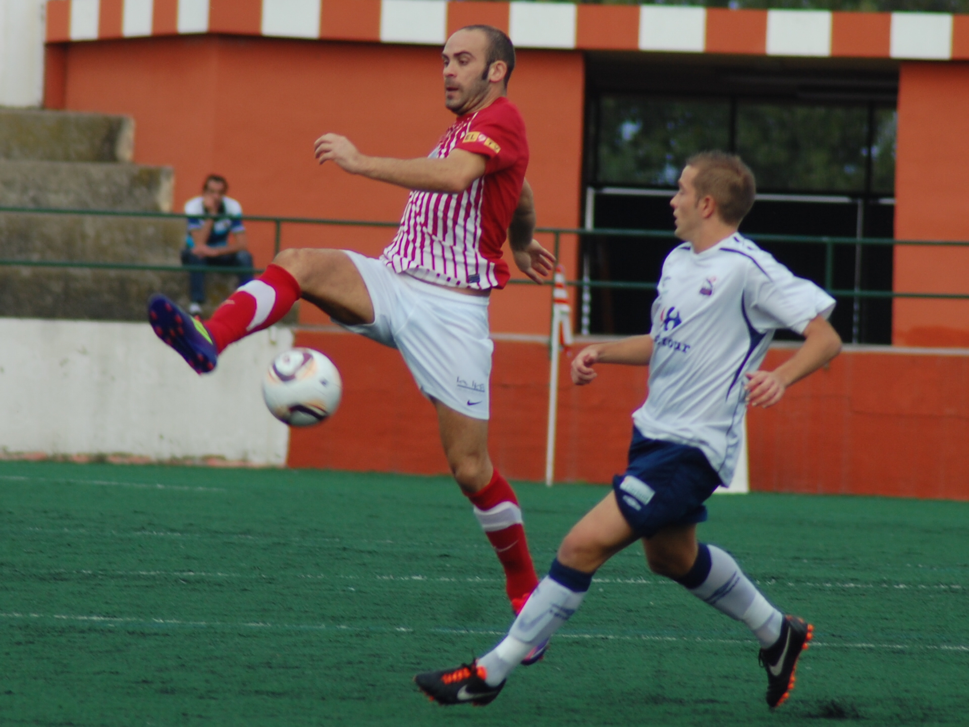 Pla disputa la pilota en el darrer partit que el Vic va jugar a casa, contra el Prat. (FOTO: Jordi de Planell)