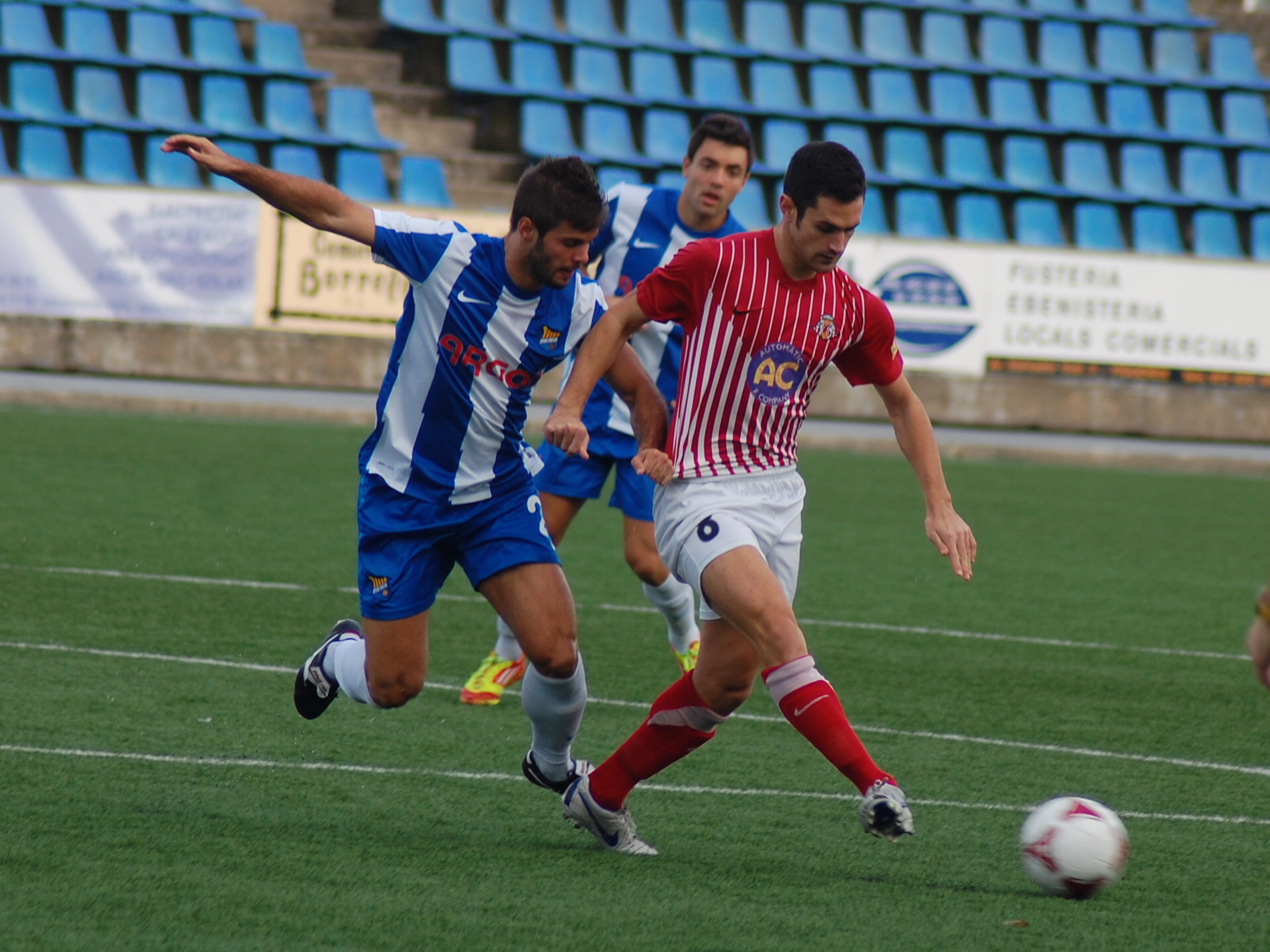 Maik Molist passa la pilota al centre del camp, pressionat per un jugador rival. FOTO: Jordi de Planell.