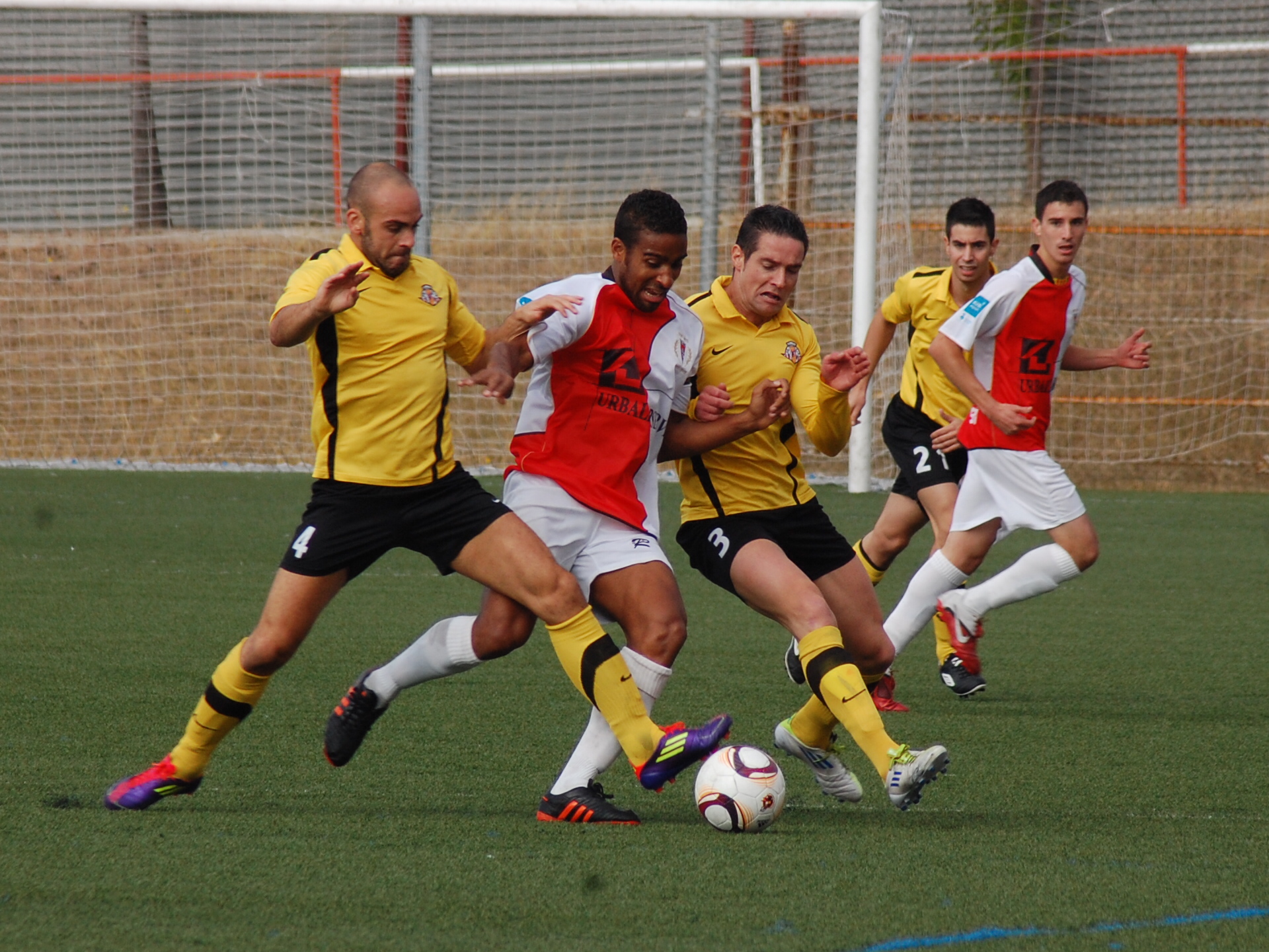 Pla i Espiñeira pugnen la pilota amb el local Epitie. (FOTO: Jordi de Planell)