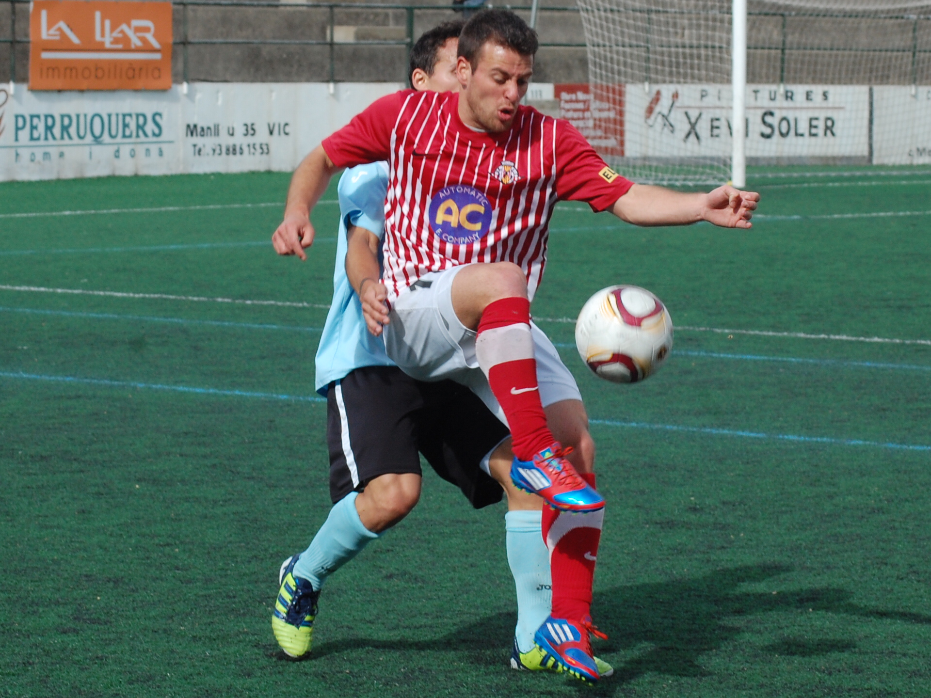 Alexis Sánchez controla l'esfèrica pressionat per un rival del Vilanova. FOTO: Jordi de Planell.