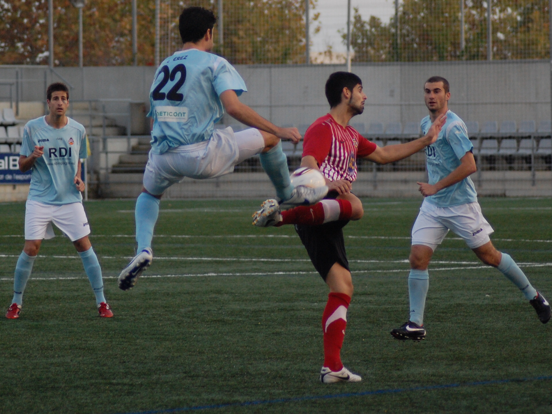 Muñoz salta pel control de la pilota amb un dels jugadors locals. (FOTO: Jordi de Planell)