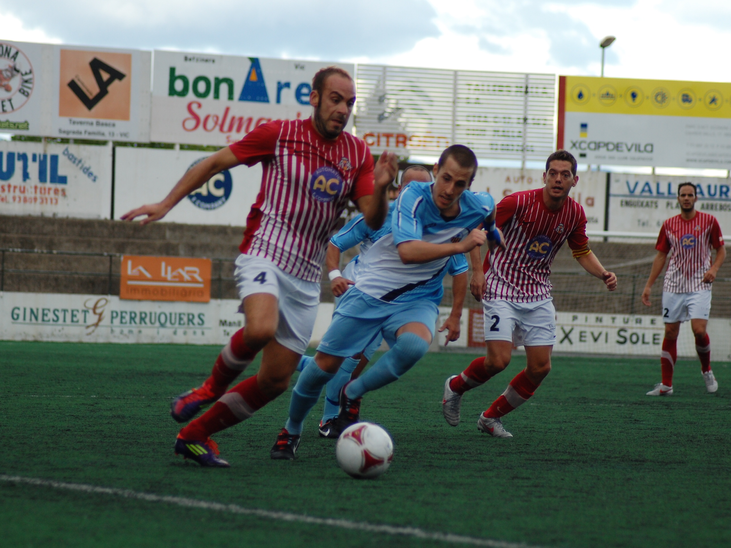 Jordi Pla controla la pilota per la banda en el partit d'ahir. FOTO: Jordi de Planell.