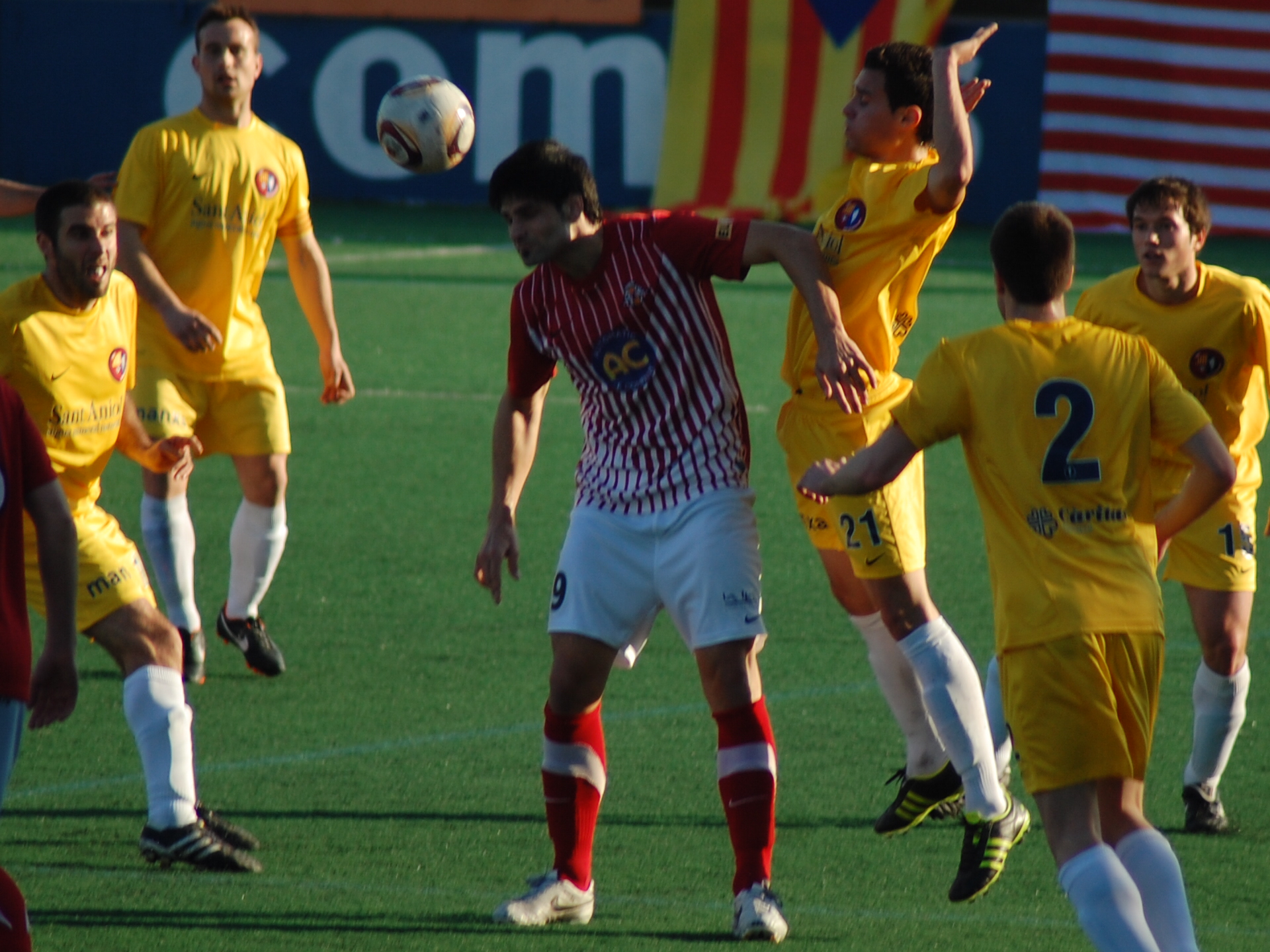 Òscar Muñoz remata la pilota amb al cap. FOTO: Jordi de Planell.