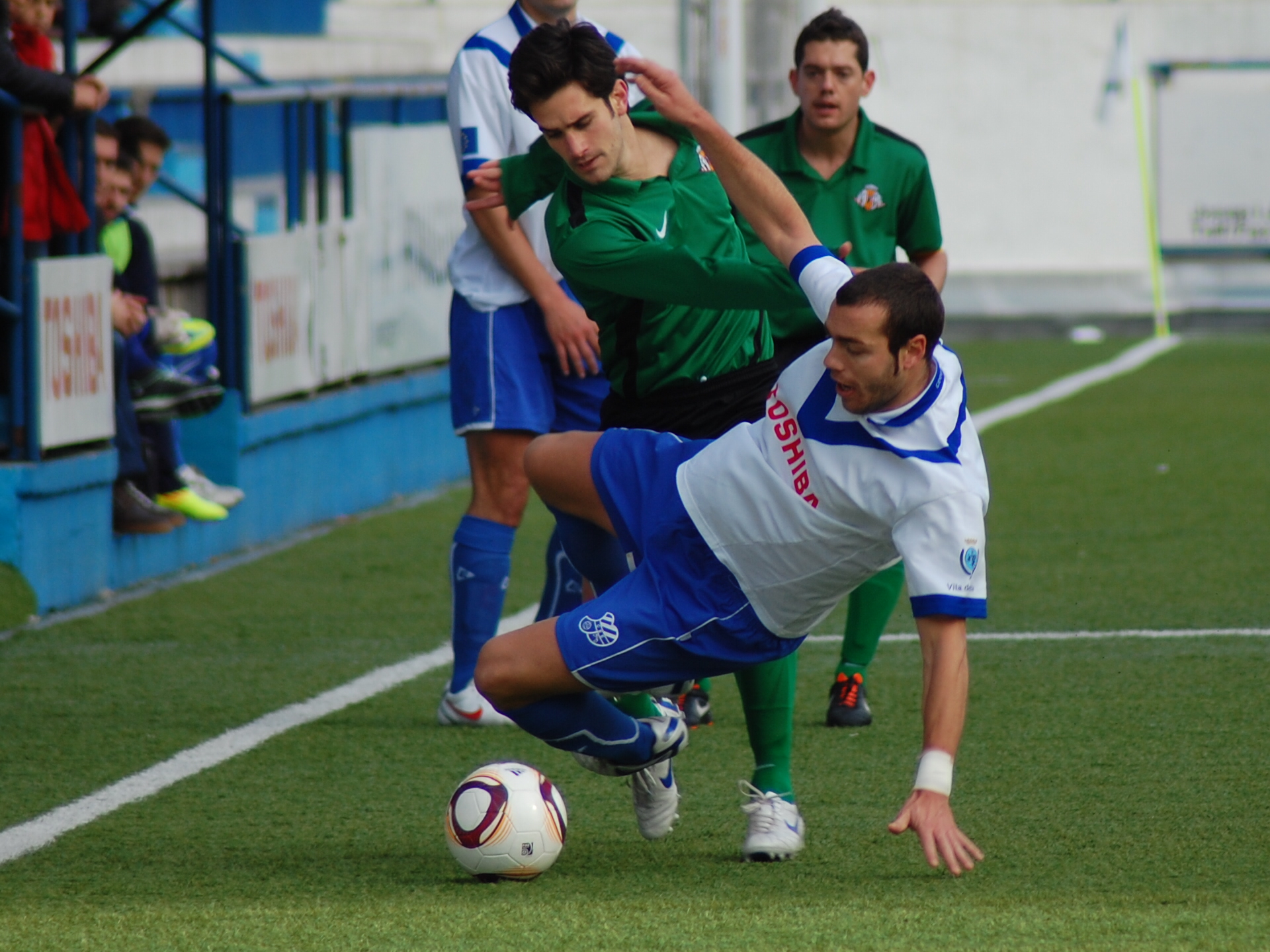 Maick Molist roba la pilota fent falta al lateral de l'Europa. FOTO: Jordi de Planell.