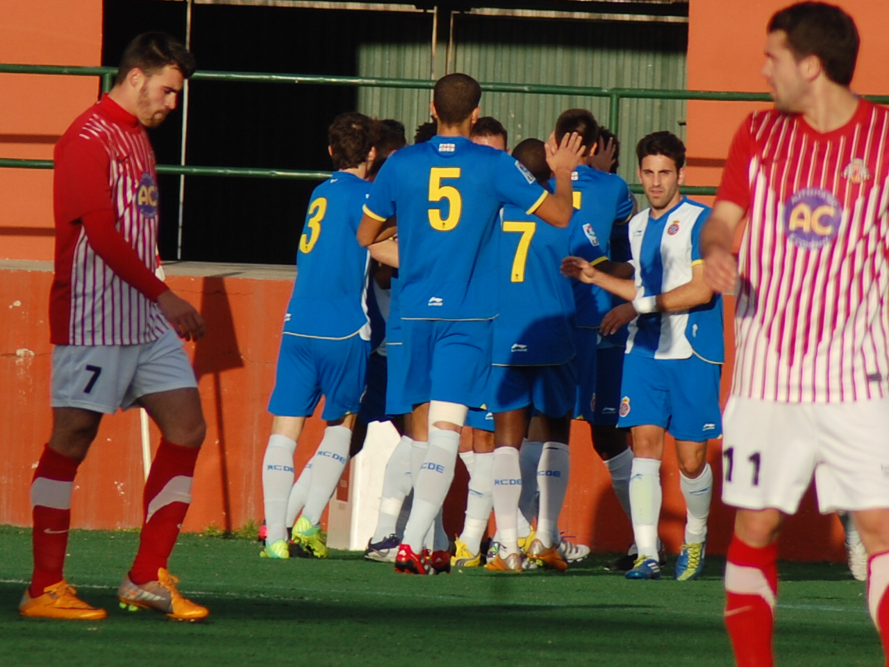 L'Espanyol celebra el primer gol davant la desolació dels locals. FOTO: Jordi de Planell.