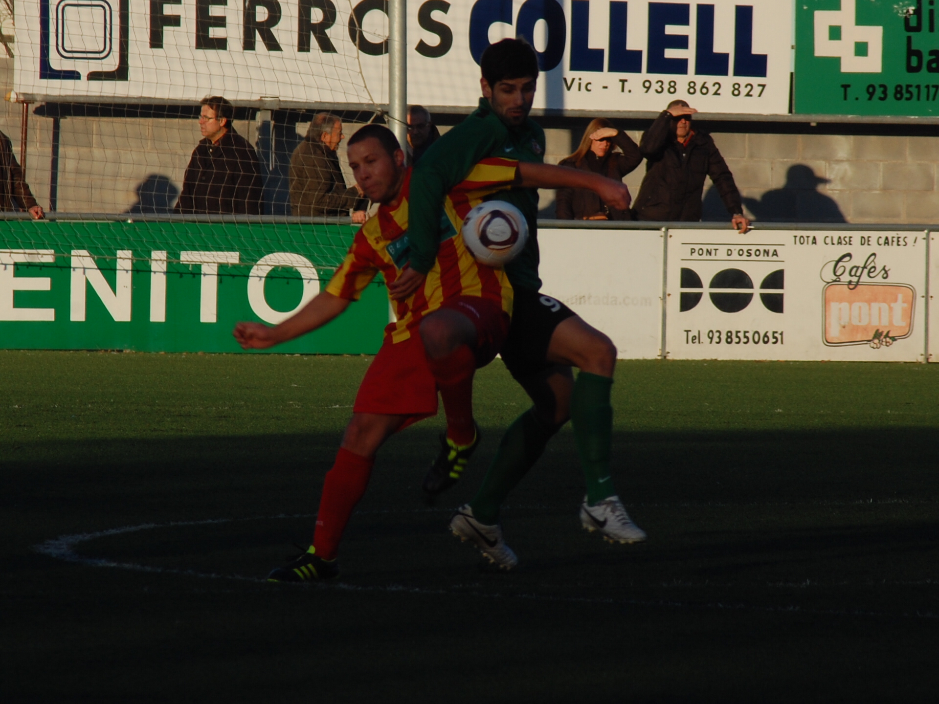 Òscar Muñoz, autor del segon gol vigatà, disputa la pilota al centre del camp. FOTO: Jordi de Planell.