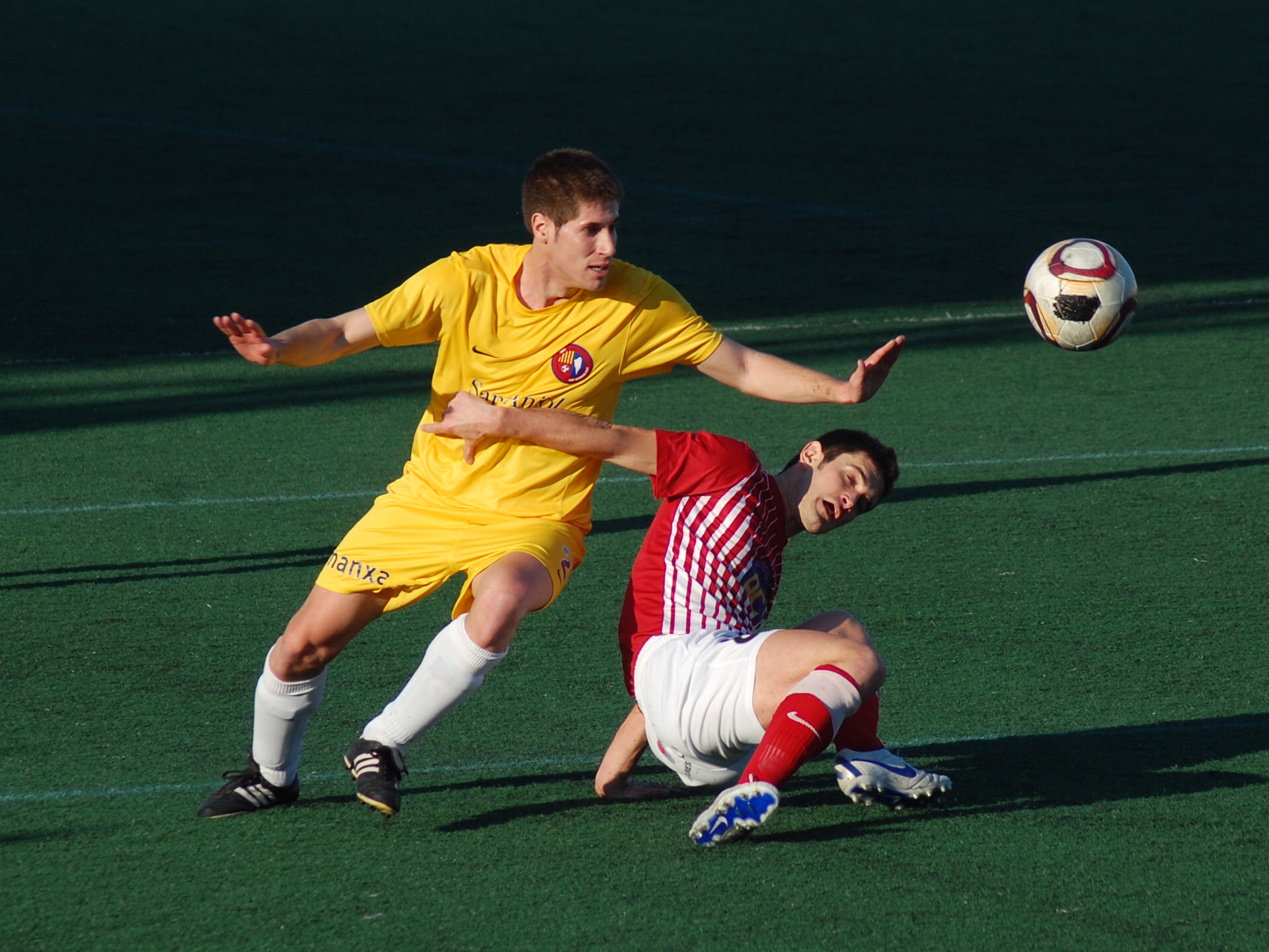 Maick Molist rep la falta d'un jugador de l'Olot. FOTO: Jordi de Planell.