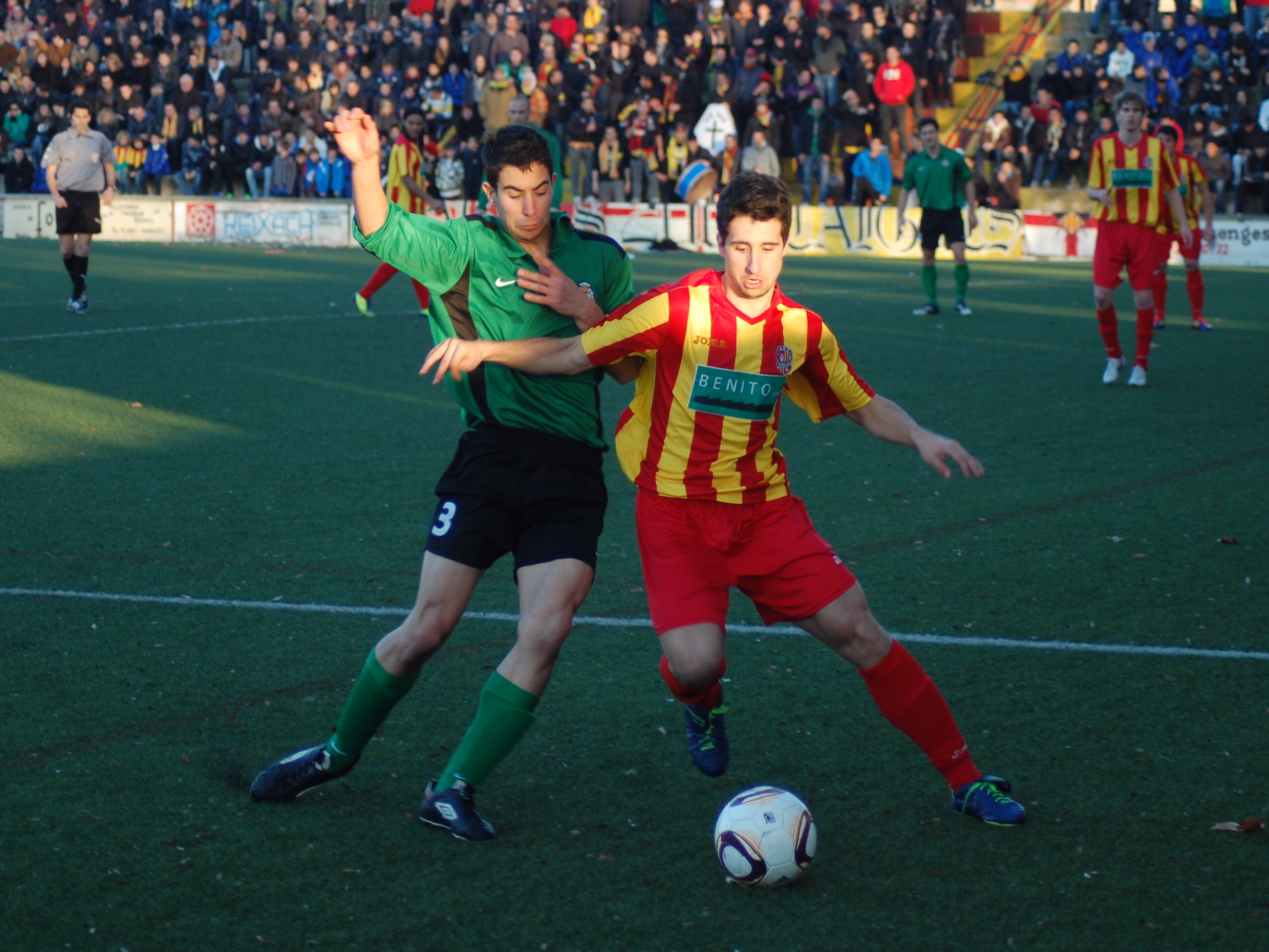 Béjar intenta impedir que l'extrem manlleuenc centri la pilota. FOTO: Jordi de Planell.