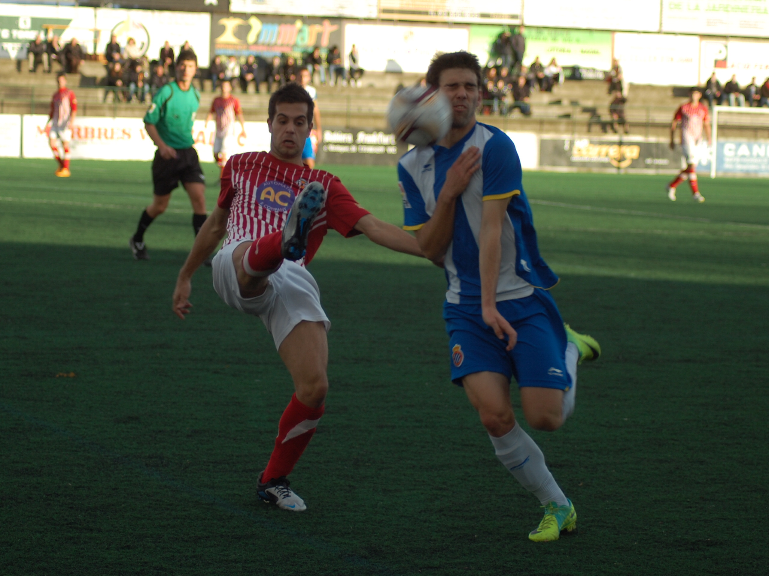 Pol Coll intenta rebutjar l'esfèrica tot i la pressió de l'Espanyol. FOTO. Jordi de Planell.