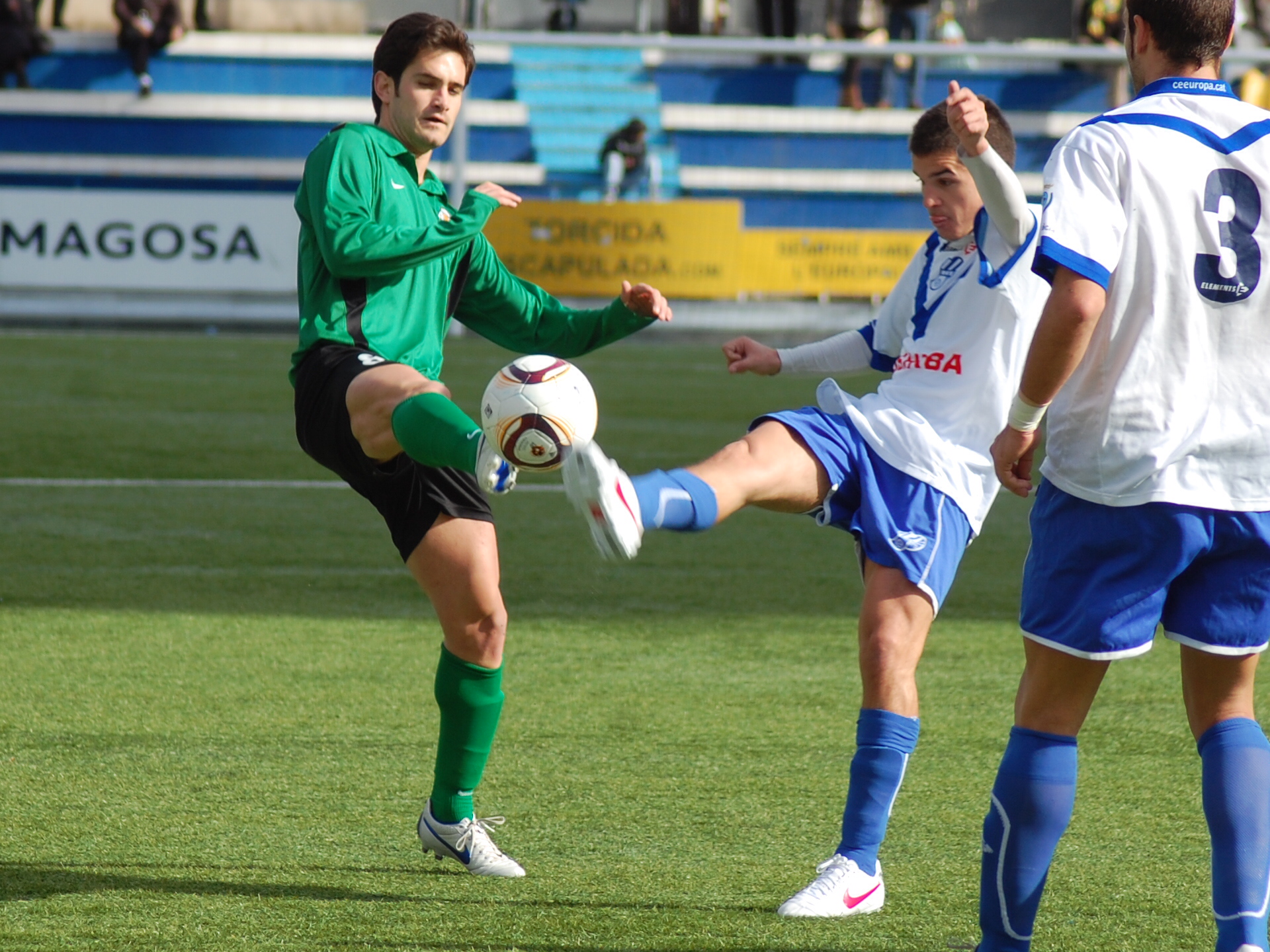 Maick Molist lluita la pilota en una acció del primer temps. FOTO: Jordi de Planell.