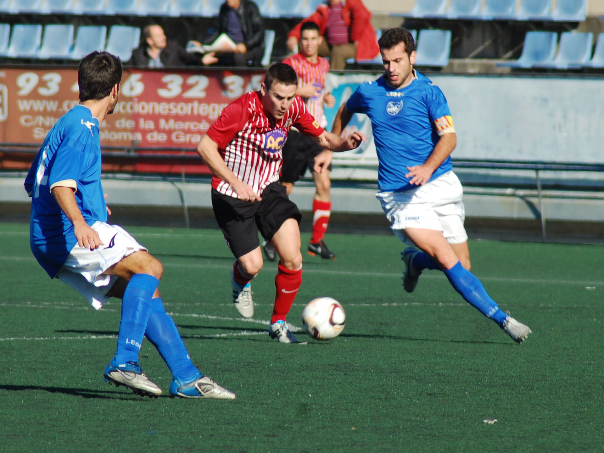 Villanova disputa l'esfèrica en una acció de la primera part del partit. FOTO: Jordi de Planell.