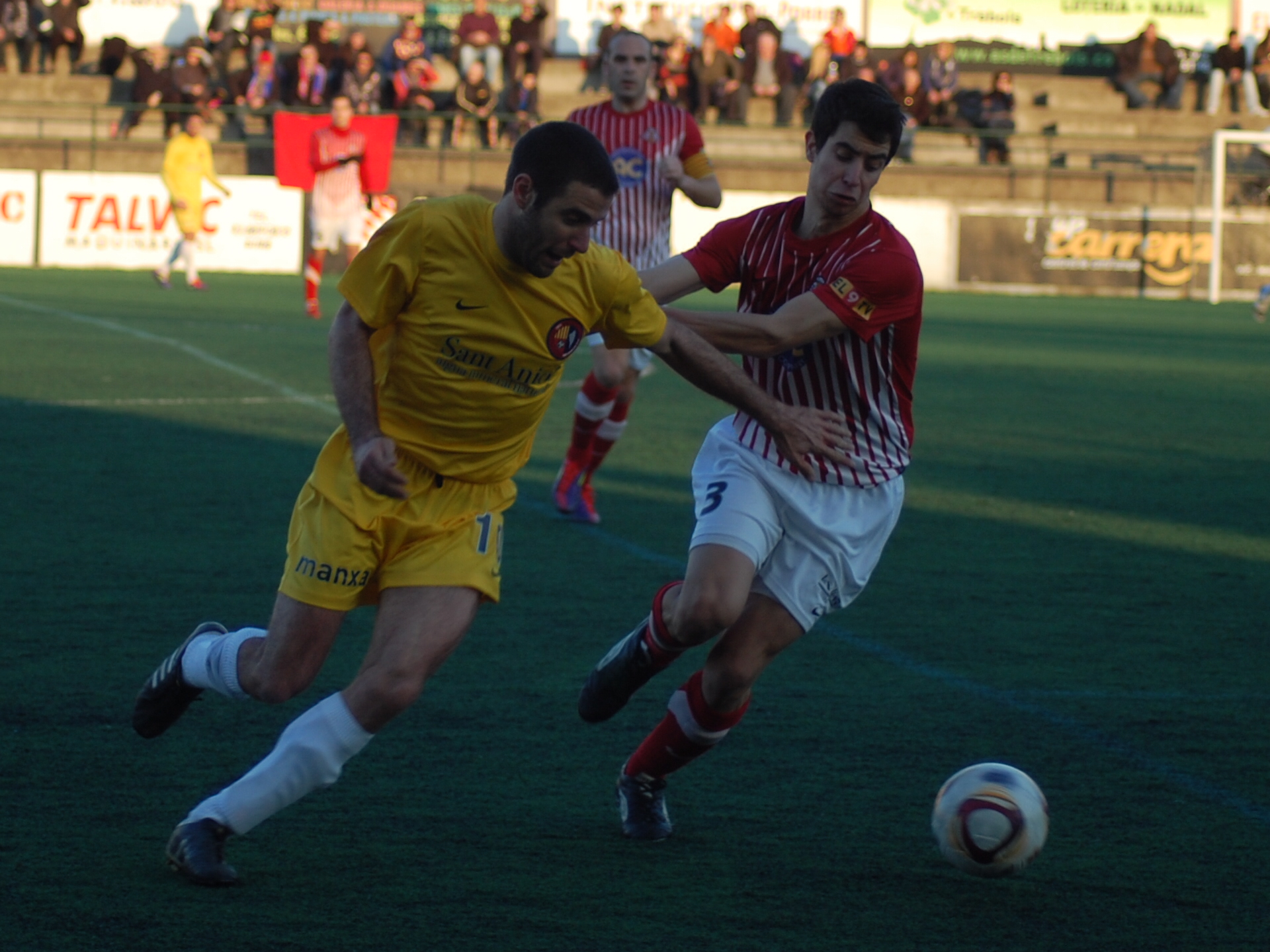 Béjar lluita pel control de l'esfèrica amb Freixa. FOTO: Jordi de Planell.