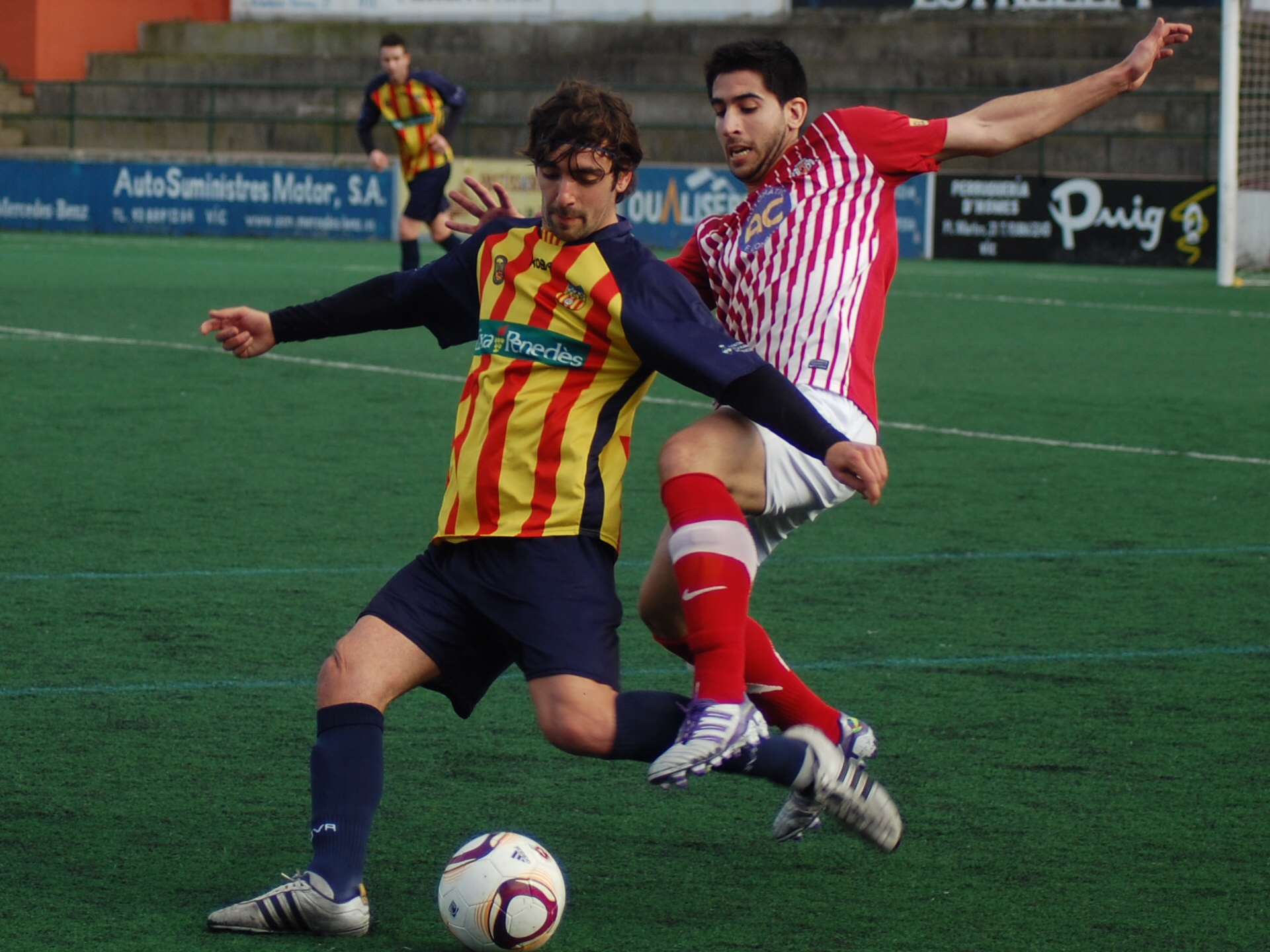 Poves pressiona la sortida de pilota del Vilafranca. FOTO: Jordi de Planell