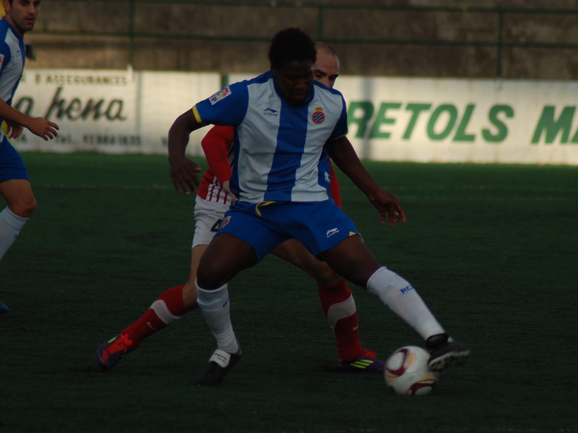 Quaye controla la pilota davant la pressió de Pla. FOTO: Jordi de Planell.