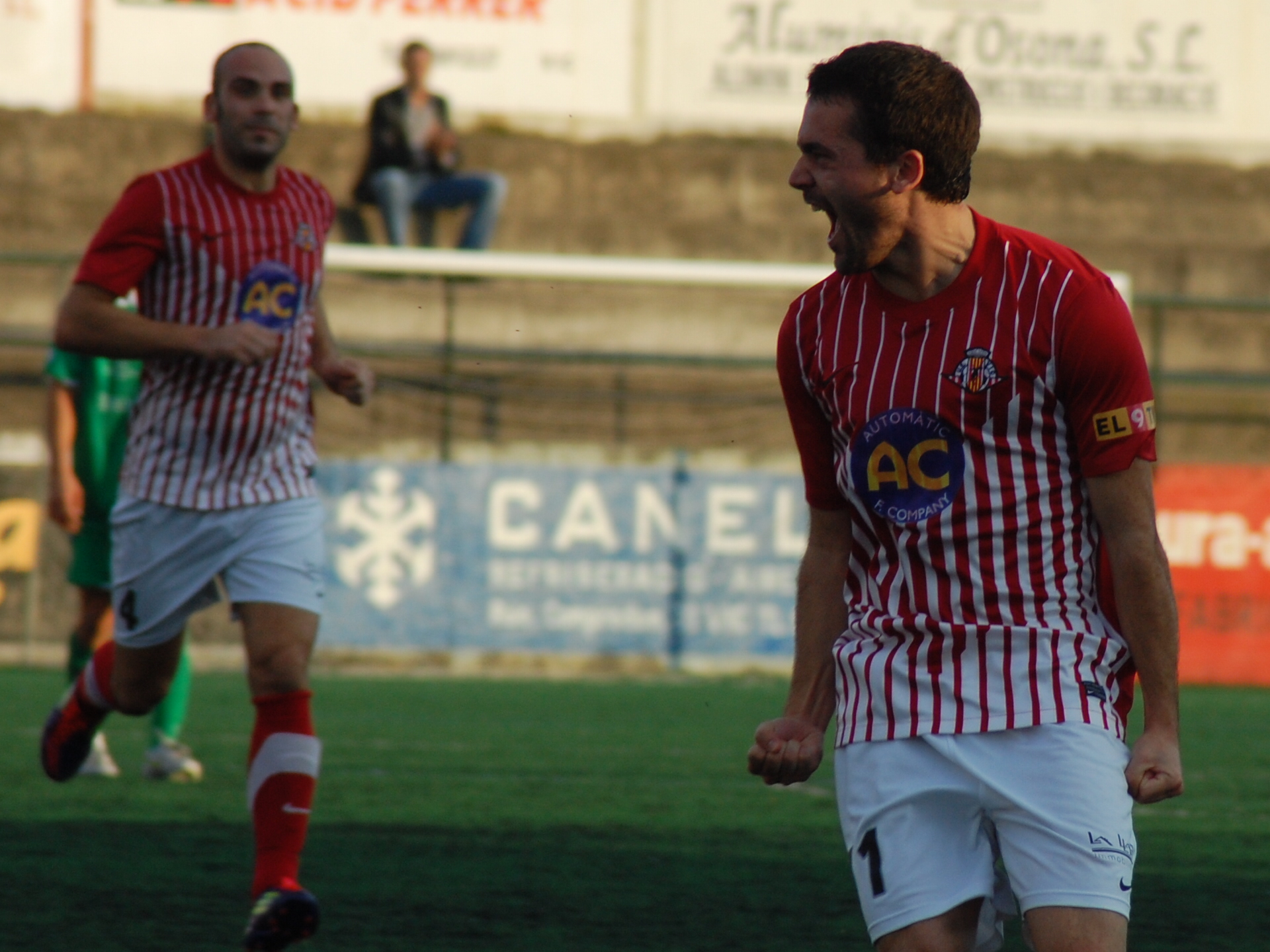 Soler celebra el gol aconseguit per ell mateix al minut 26 i que avançava als vigatans. (FOTO: Jordi de Planell)