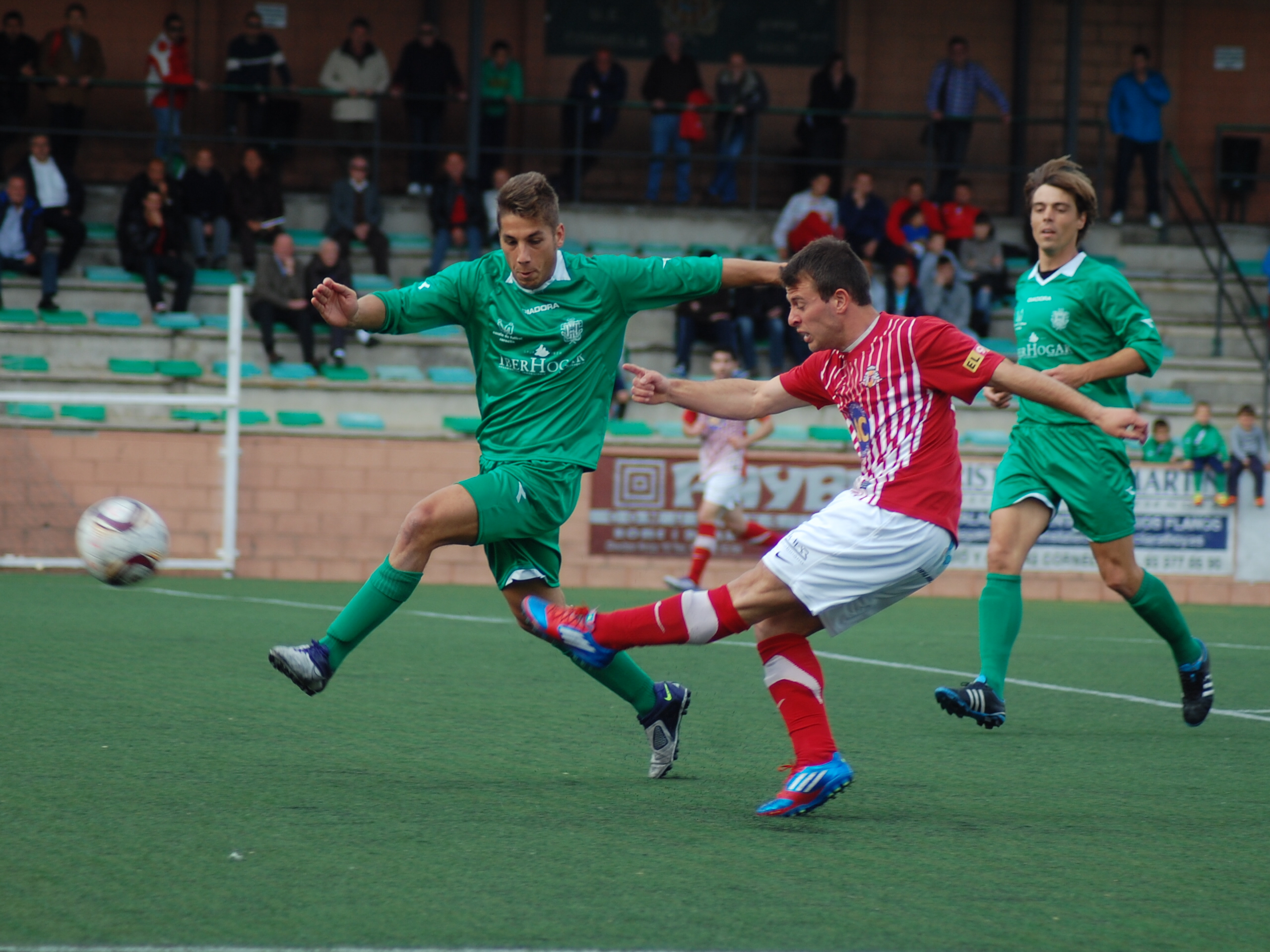 Alexis prova el xut. FOTO: Jordi de Planell.