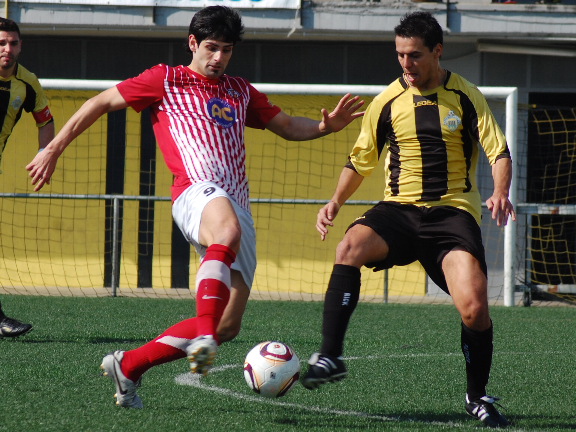 Òscar Muñoz controla l'esfèrica. FOTO: Jordi de Planell.