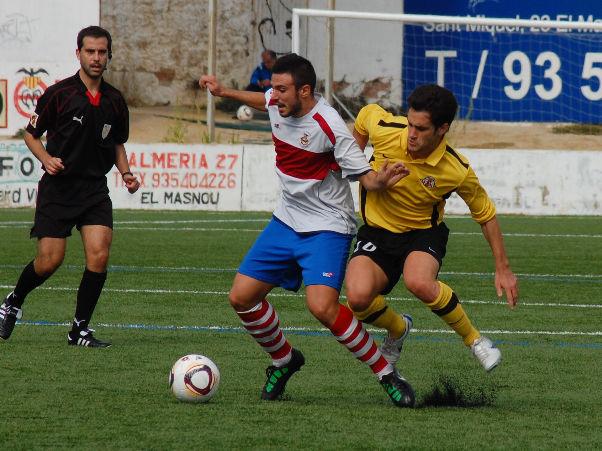 Micke lluita la pilota en una de les jugades del partit. (FOTO: Jordi de Planell)