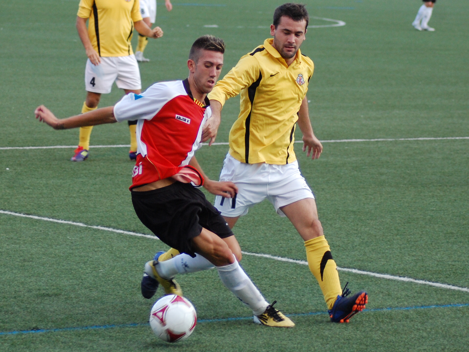 Soler disputa la pilota a Criado, l'extrem local. L'11 vigatà va marcar el primer gol del Vic enguany. FOTO: Jordi de Planell.