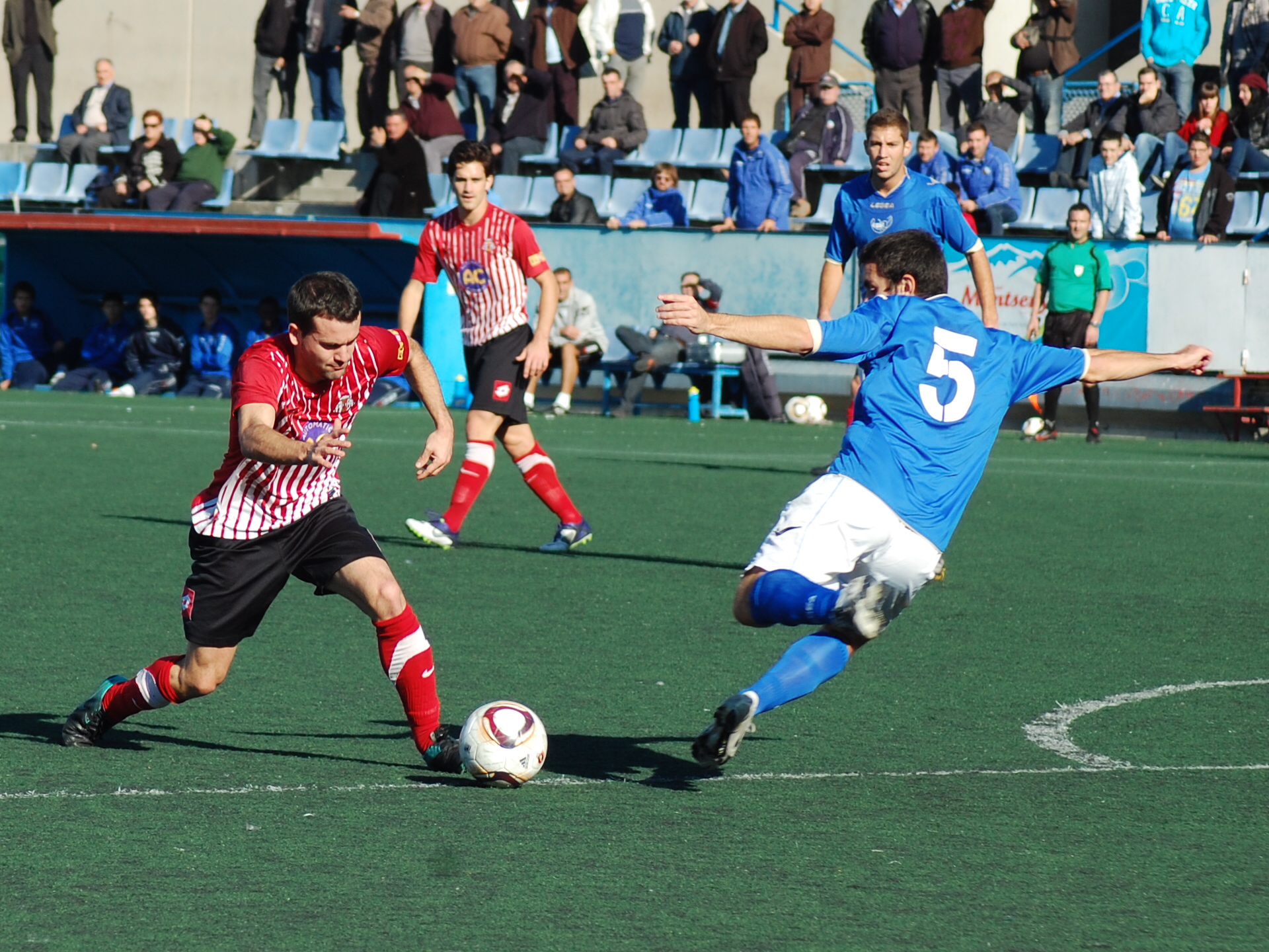 Soler intenta superar a un rival en el partit d'anada al camp de la Grama. FOTO: Jordi de Planell.