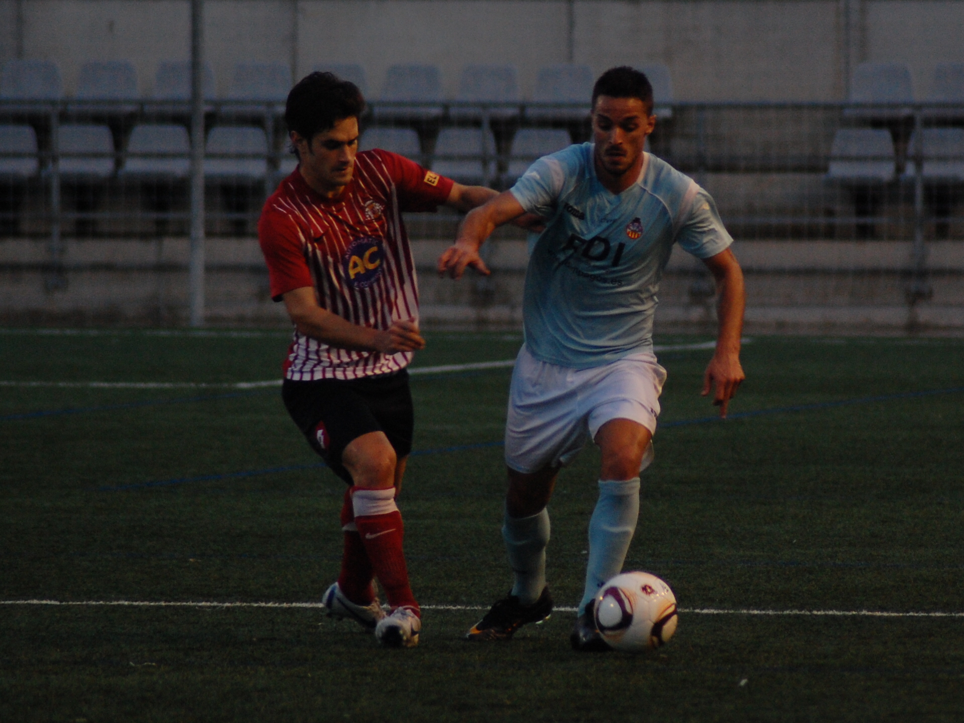 Maicke disputa la pilota en una de les accions de la primera part. (FOTO: Jordi de Planell)