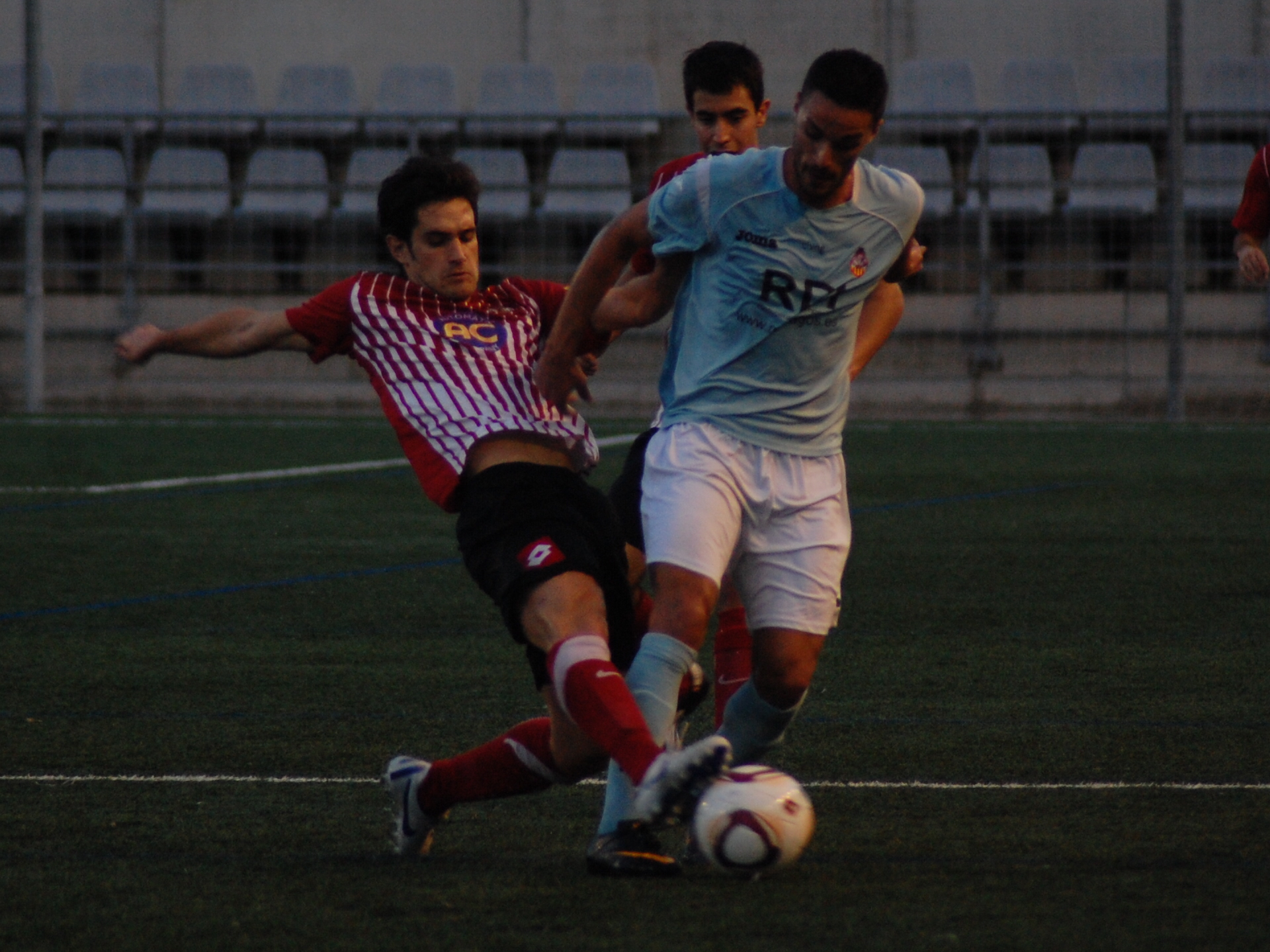 Maicke roba l'esfèrica a un dels jugadors locals. (FOTO: Jordi de Planell)