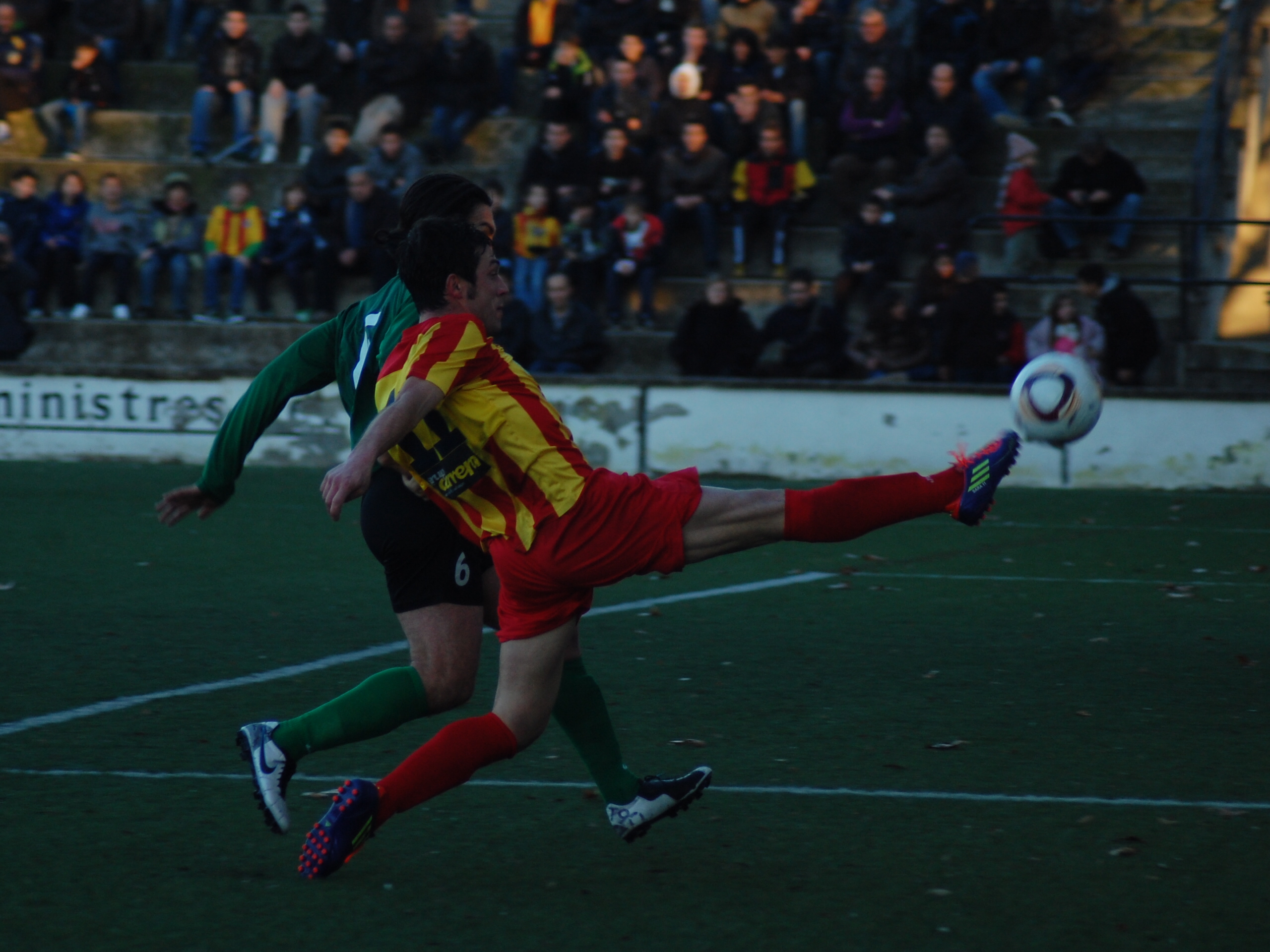 Una de les poques accions del Manlleu a la primera part a banda dels dos gols. FOTO: Jordi de Planell.