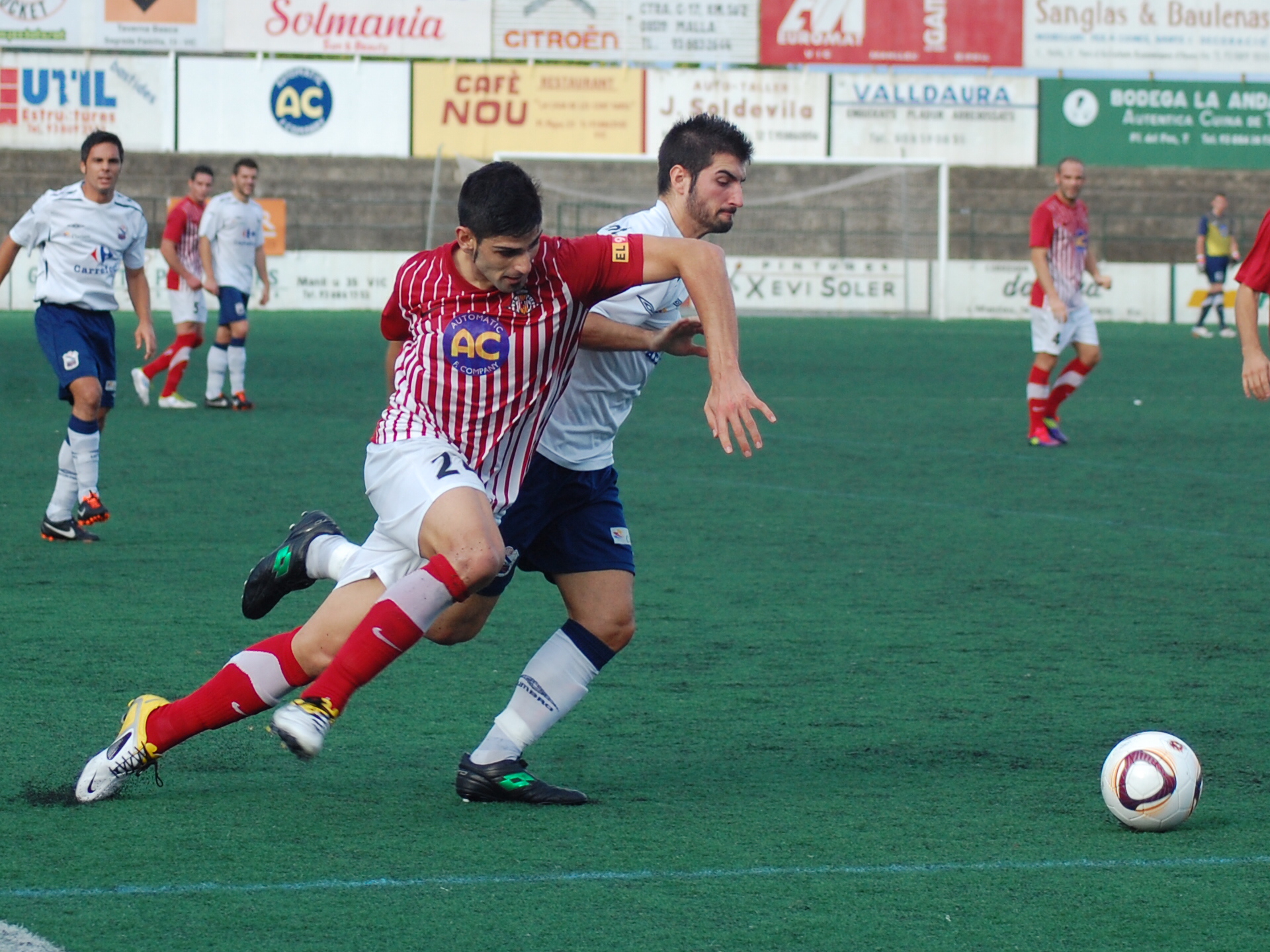 Muñoz lluita la pilota en una de les accions per banda de la primer part. (FOTO: Jordi de Planell)