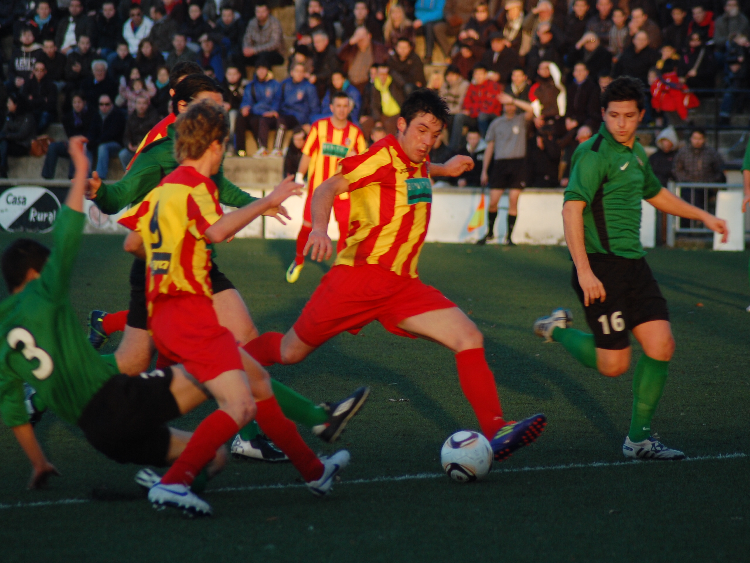 Acció de Planagumà prèvia al gol manlleuenc. FOTO: Jordi de Planell.