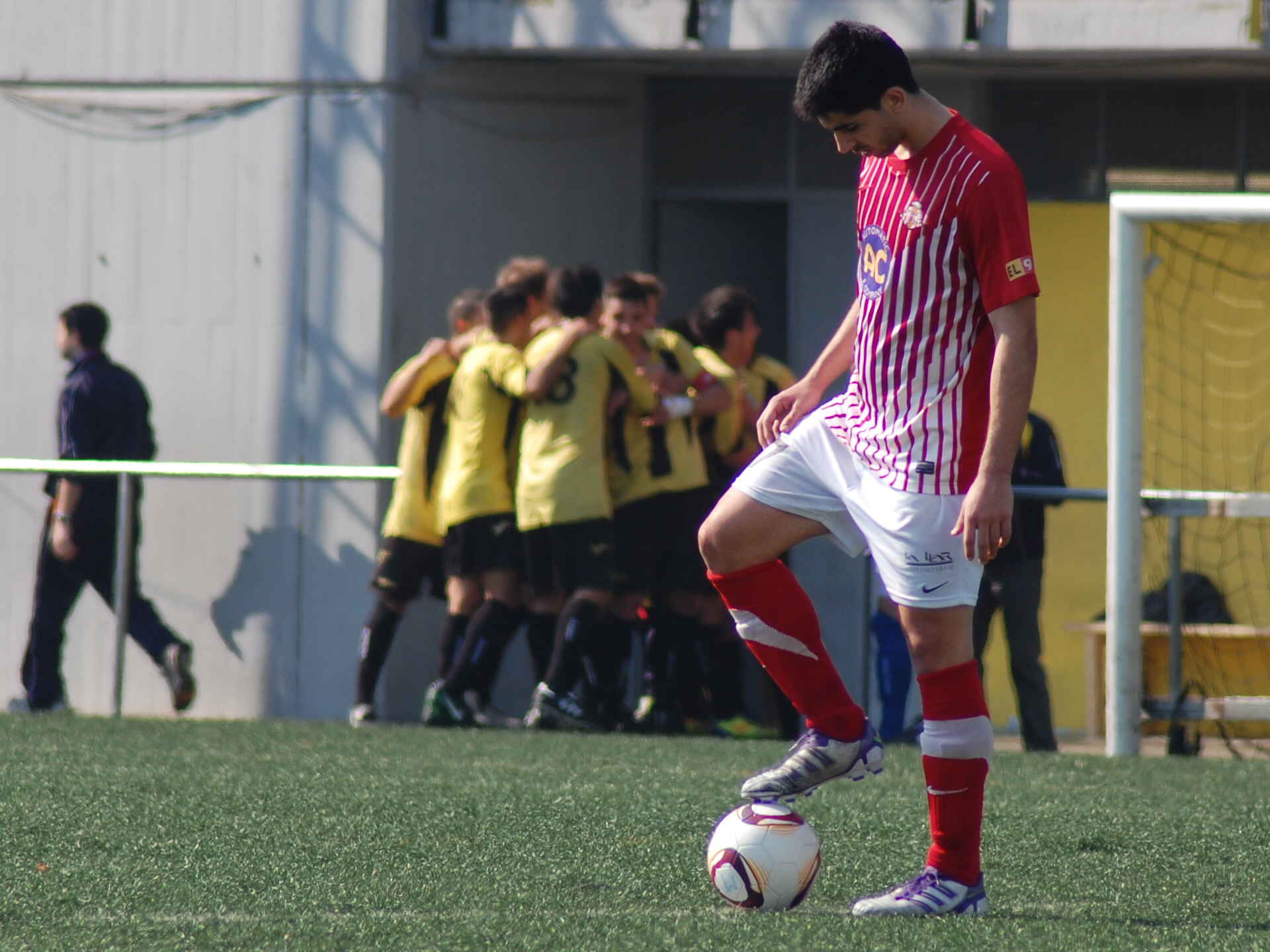 Els jugadors de la Muntanyesa celebren el segon gol davant la desolació dels vigatans. FOTO: Jordi de Planell.