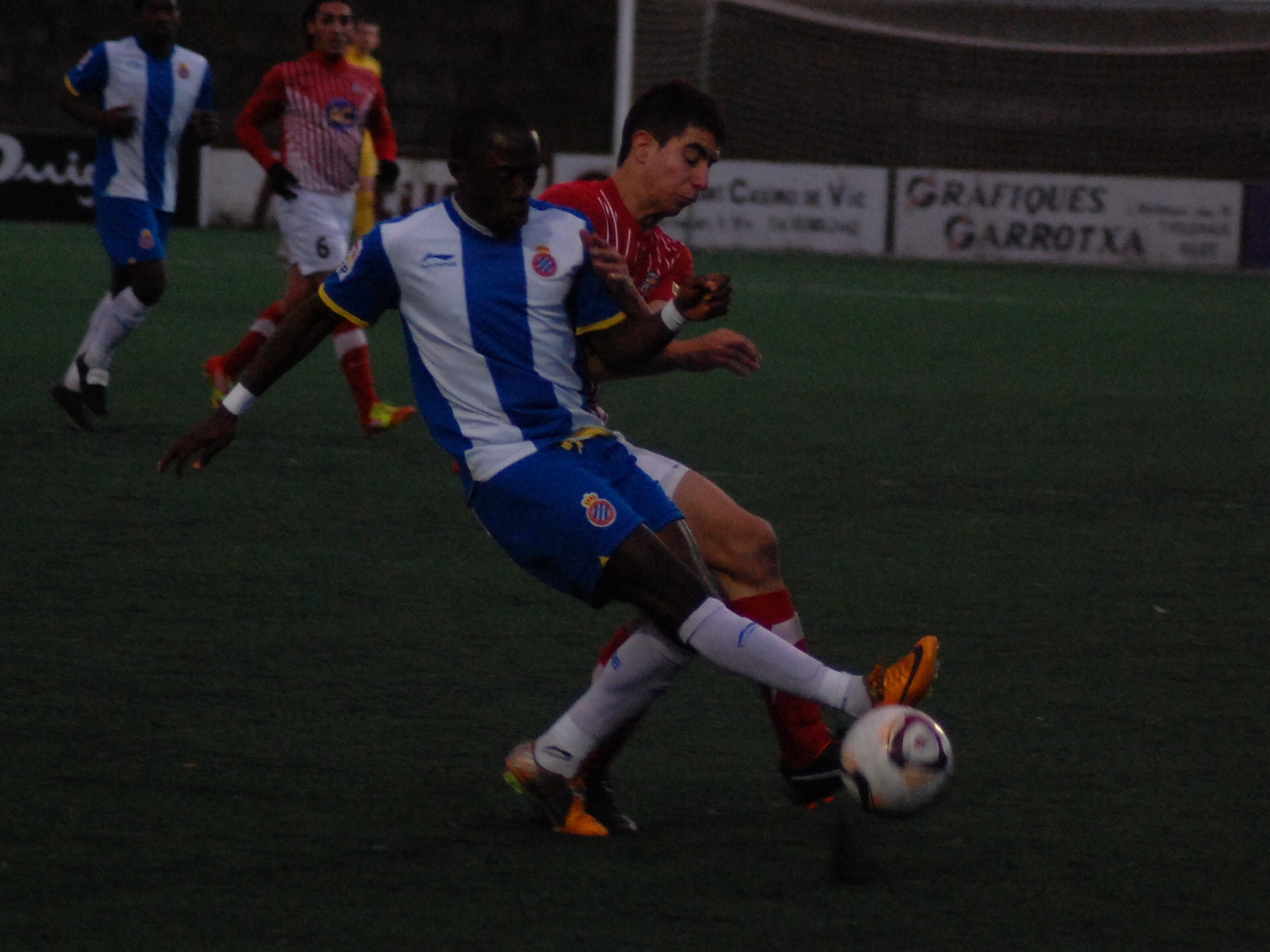 Jugadors d'Espanyol i Vic pugnen pel control de l'esfèrica. FOTO: Jordi de Planell.