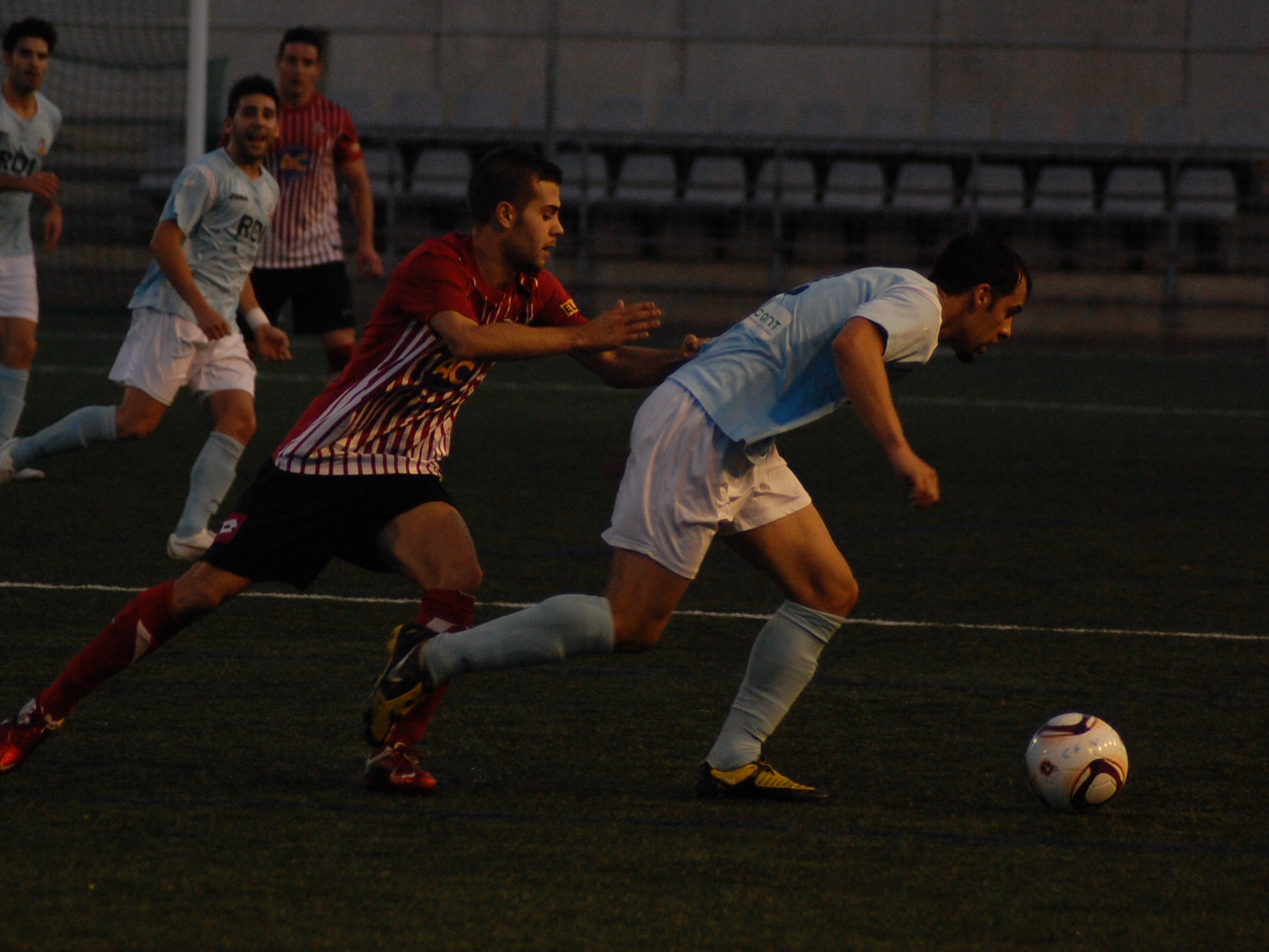 Pol Coll, que disputa la pilota, tornarà a jugar després de cumplir la sanció. FOTO: Jordi de Planell.