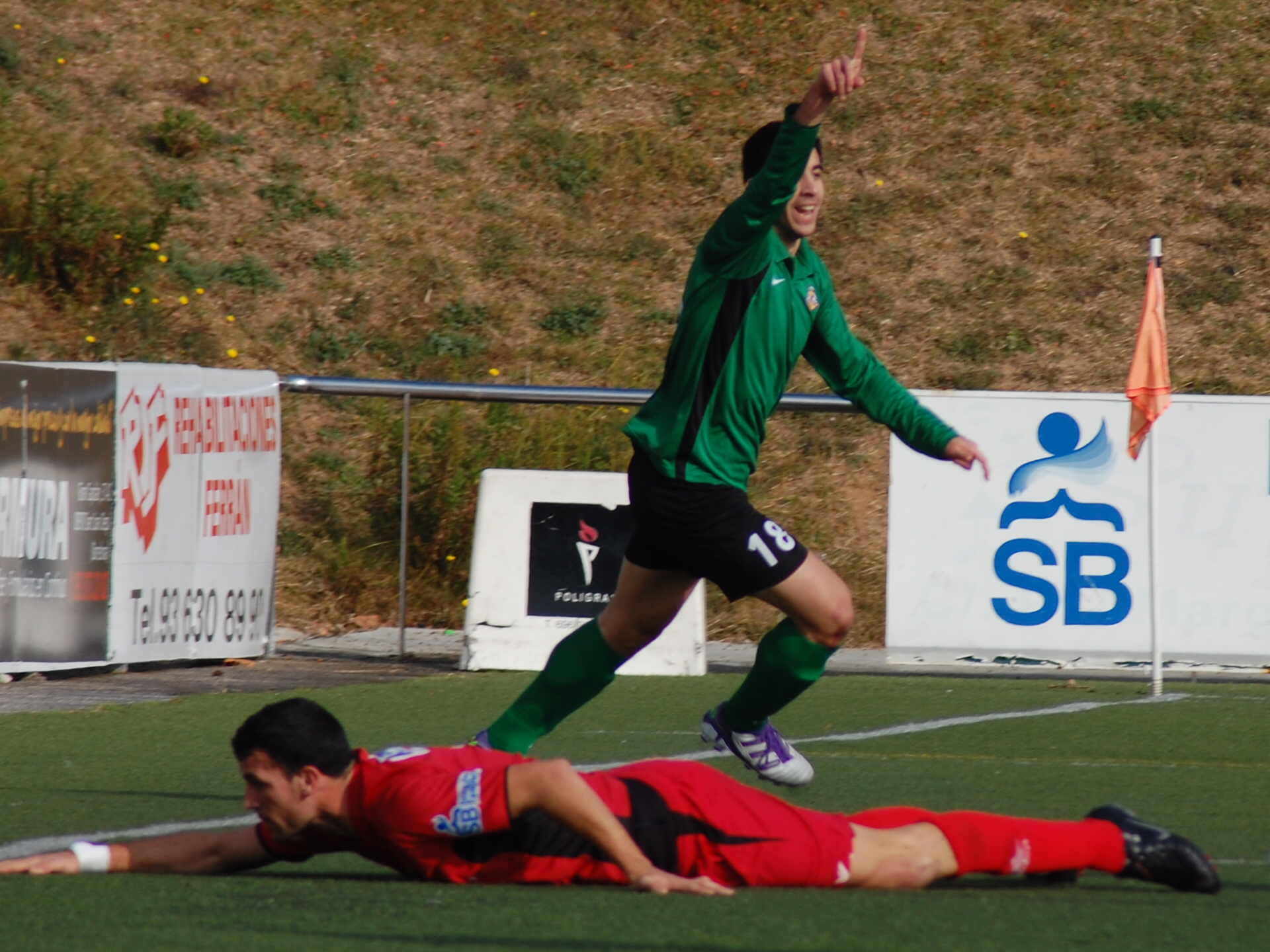 Poves celebra el gol que avançava el Vic davant la desesperació dels defenses locals. FOTO: Jordi de Planell.