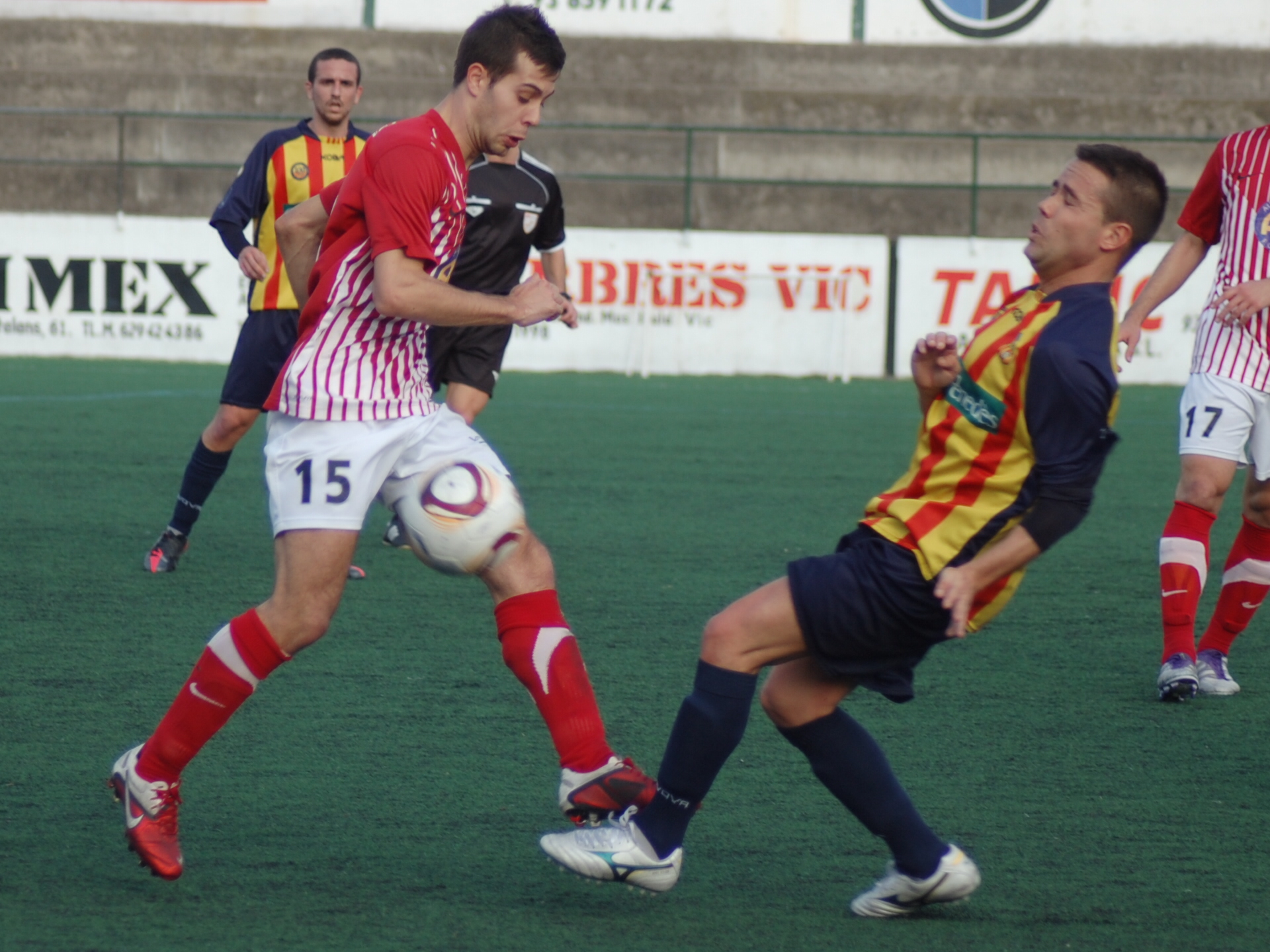 Pol Coll bloqueja la sortida de pilota dels del Panadès. FOTO: Jordi de Planell.