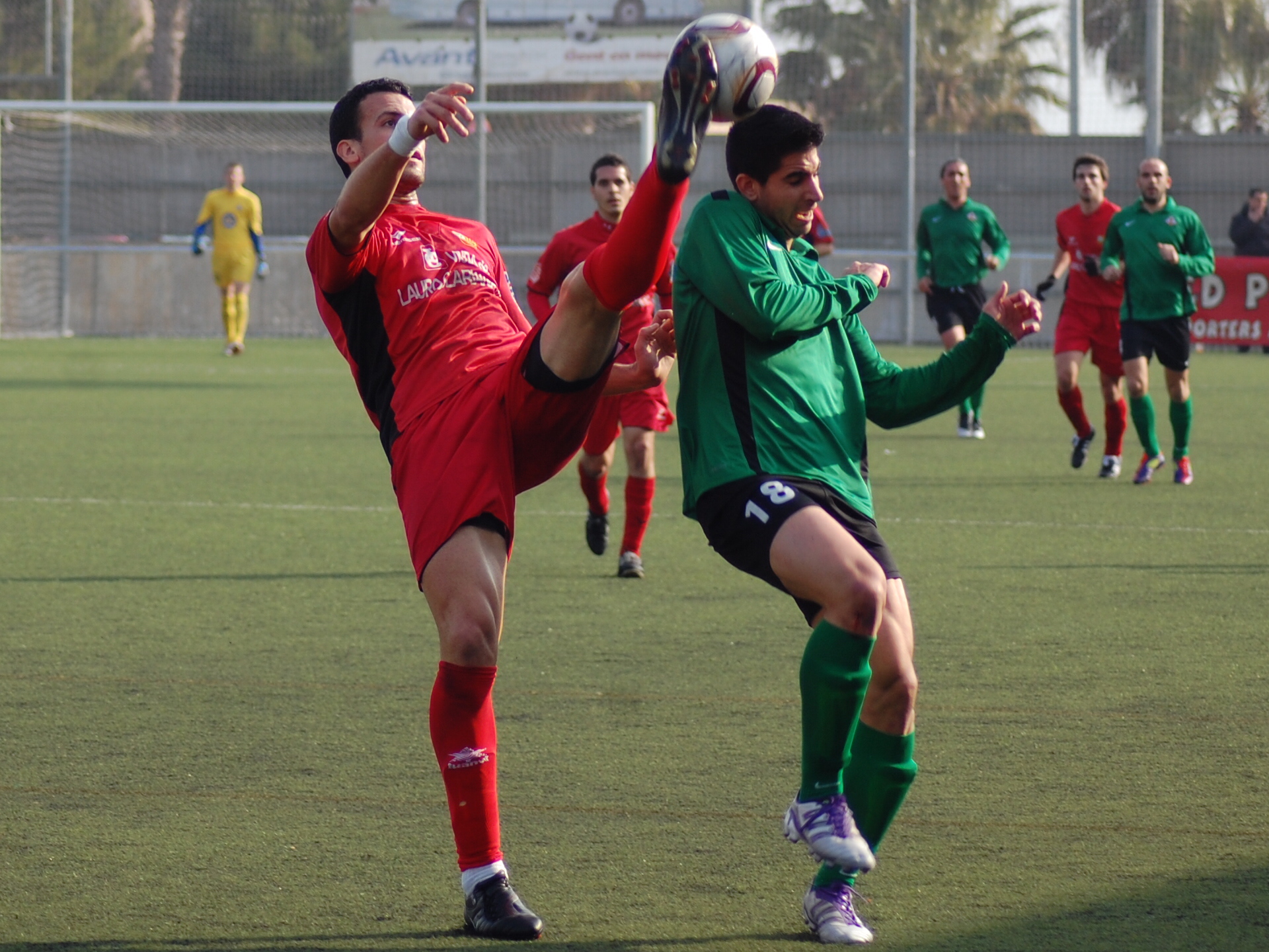 Poves, que aquí disputa la pilota, va estar molt bé al llarg de tot el partit. FOTO: Jordi de Planell.