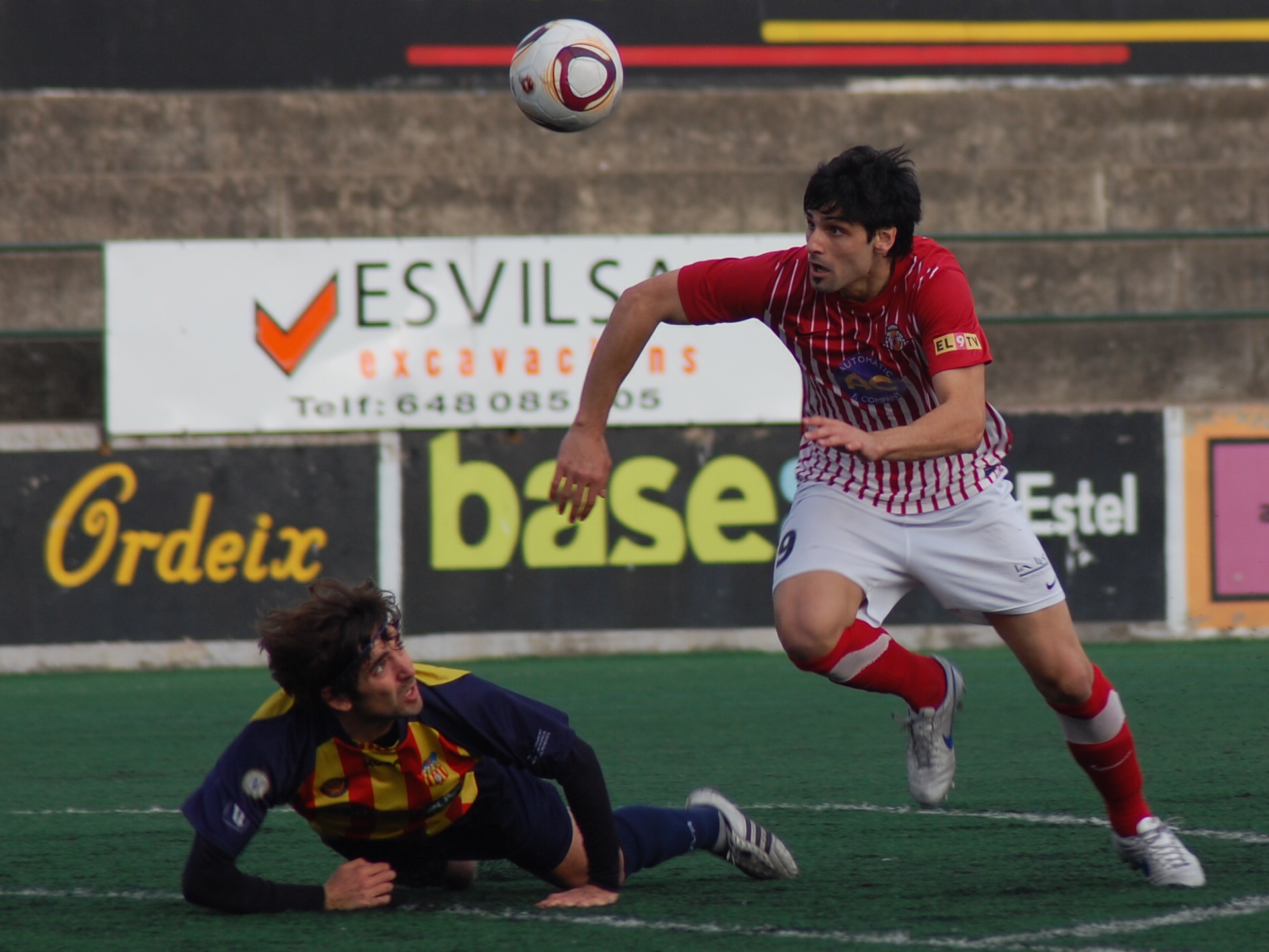 Òscar Muñoz s'endú l'esfèrica després de superar un defensor del Panadès. FOTO: Jordi de Planell.