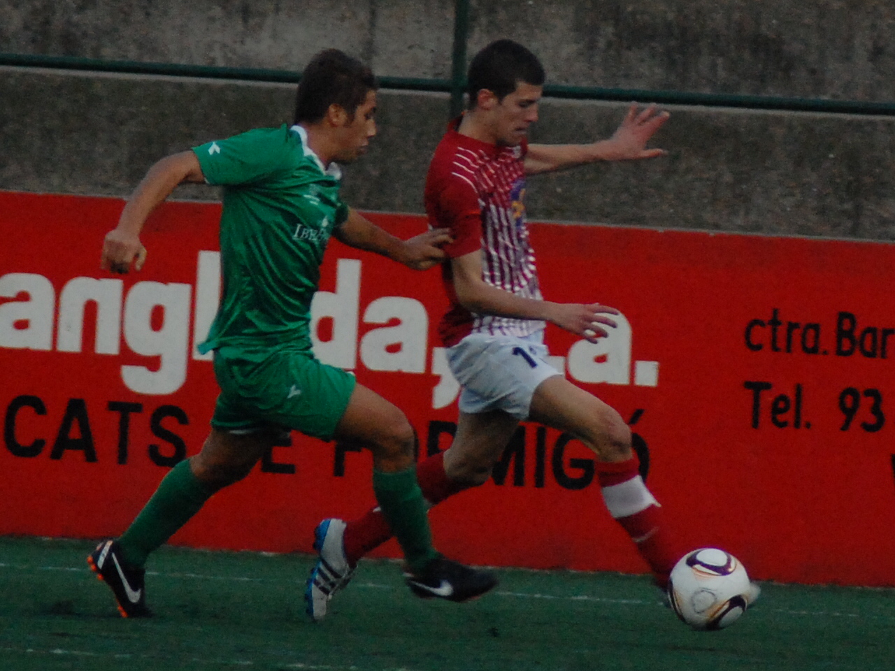 Imatge del darrer partit contra el Cornellà amb Muniesa (que ja no vestirà de balnc-i-vermell) controlant l'esfèrica. (FOTO: Jordi de Planell)