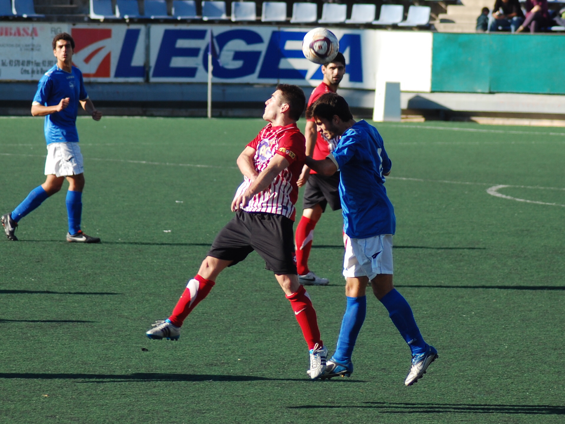 Villanova pantina una pilota al centre del camp. FOTO: Jordi de Planell.