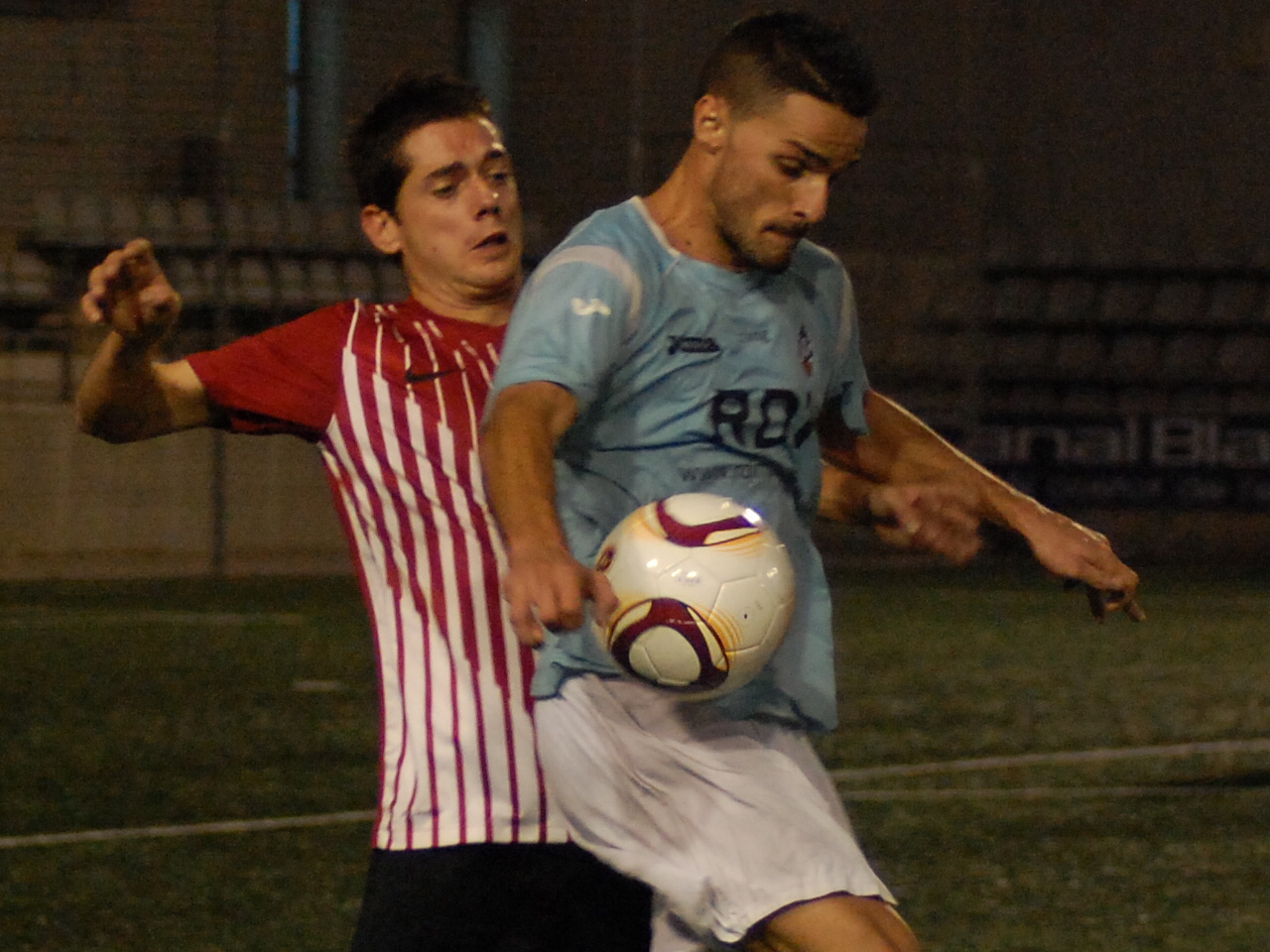 Carrascal, que tornarà a jugar com Prieto després de recupera-se d'una lesió, pressiona un punta del Vilanova. FOTO: Jordi de Planell.