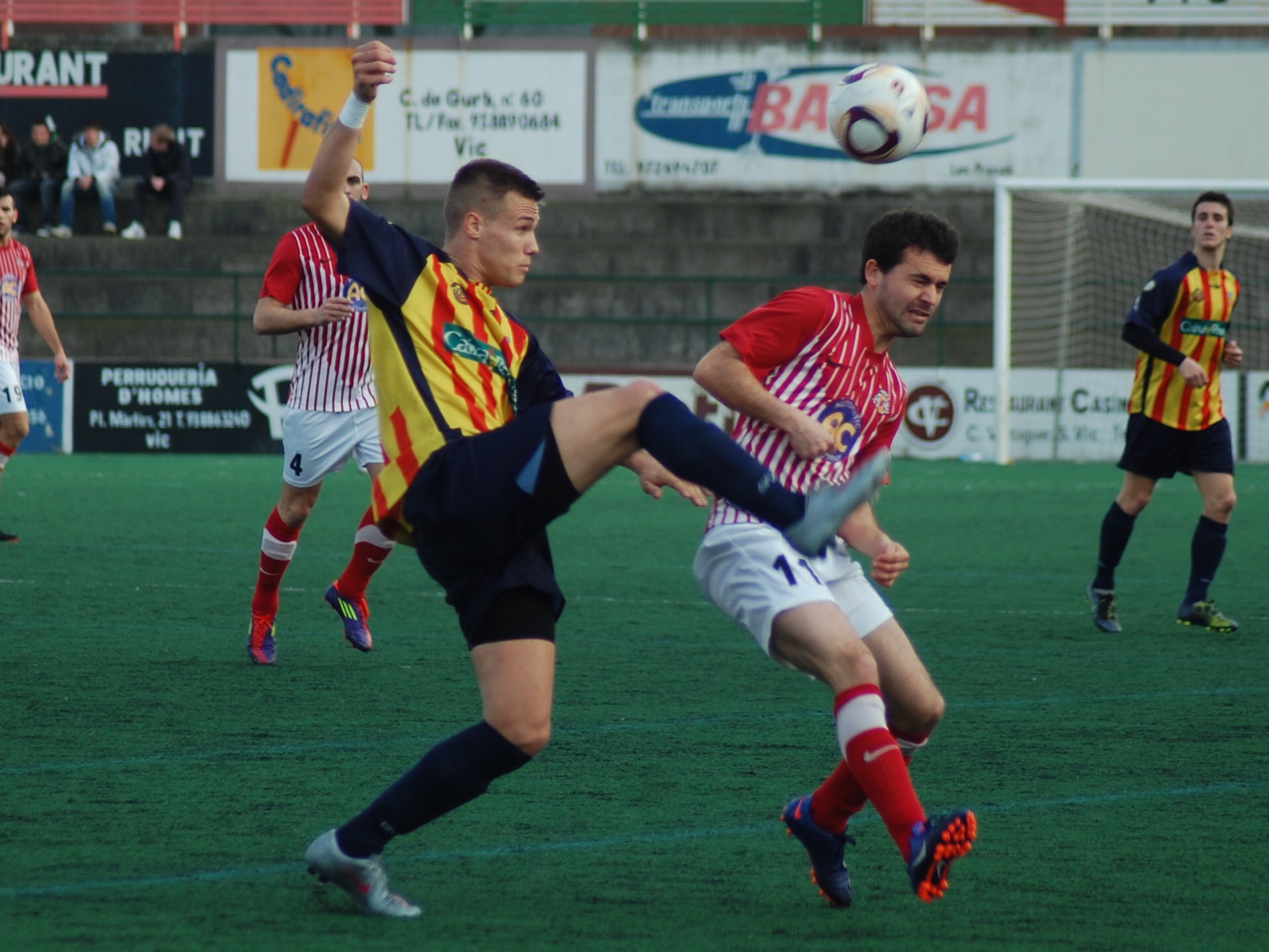 Soler intenta taponar el refús de la defensa del Vilafranca. FOTO: Jordi de Planell.