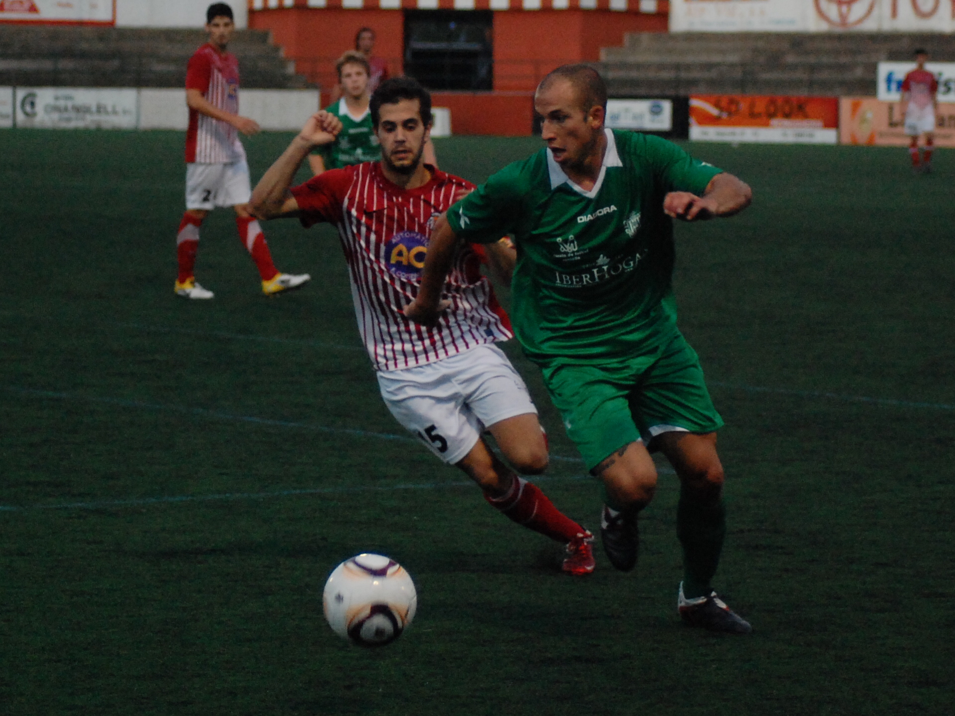 Pol Coll lluita la pilota amb un dels defensors del Cornellà. (FOTO: Jordi de Planell)