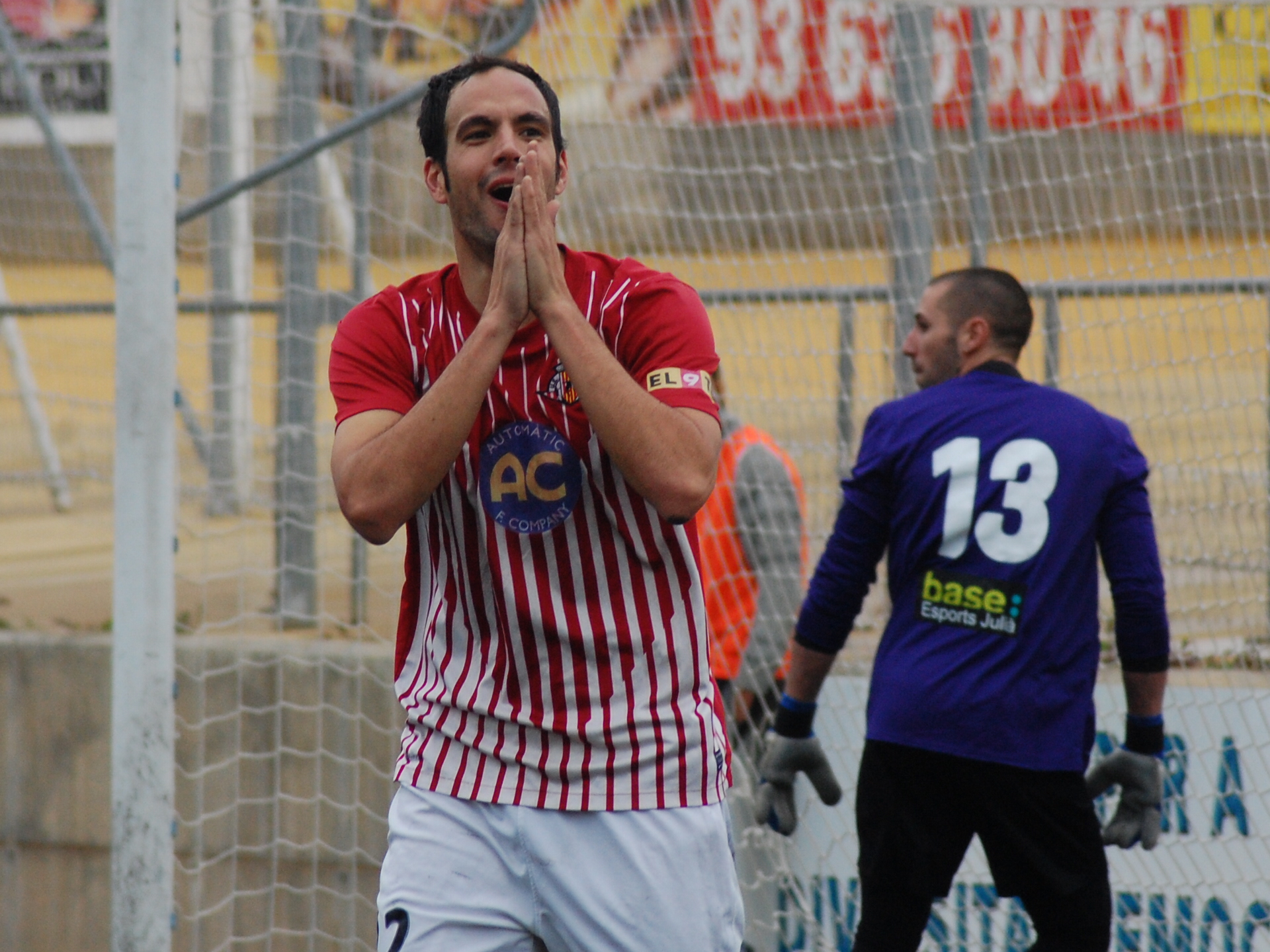 Marcel Verdaguer fa un gest de desesperació al veure que l'àrbitre havia anul·lat el seu gol de cap que hauria pogut donar la victòria al Vic. FOTO: Jordi de Planell.