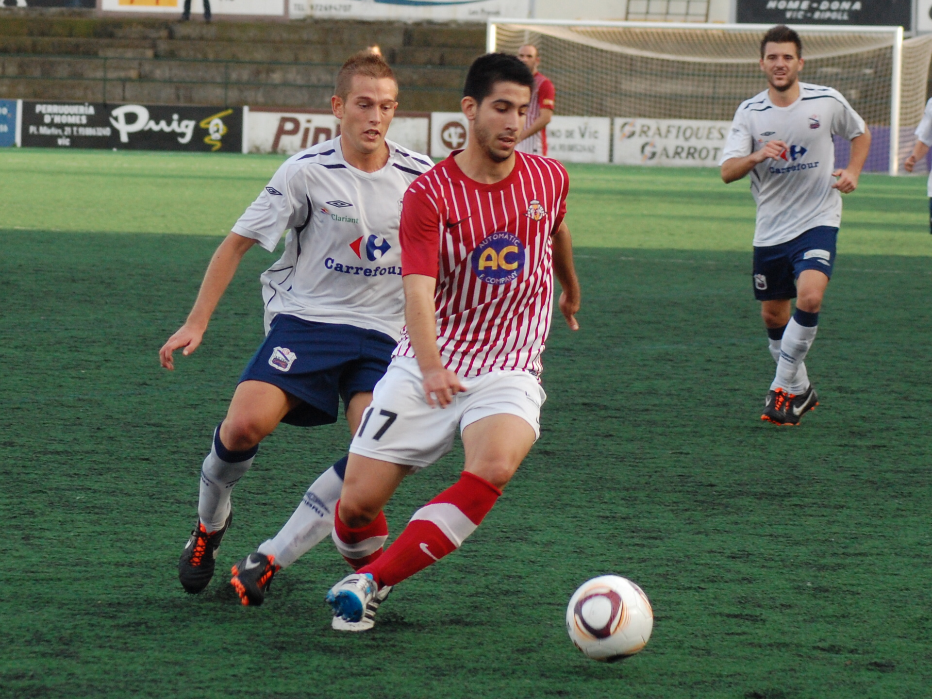 Àlex Poves controla la pilota. El jove jugador va debutar el dissabte al minut 71. (FOTO: Jordi de Planell)