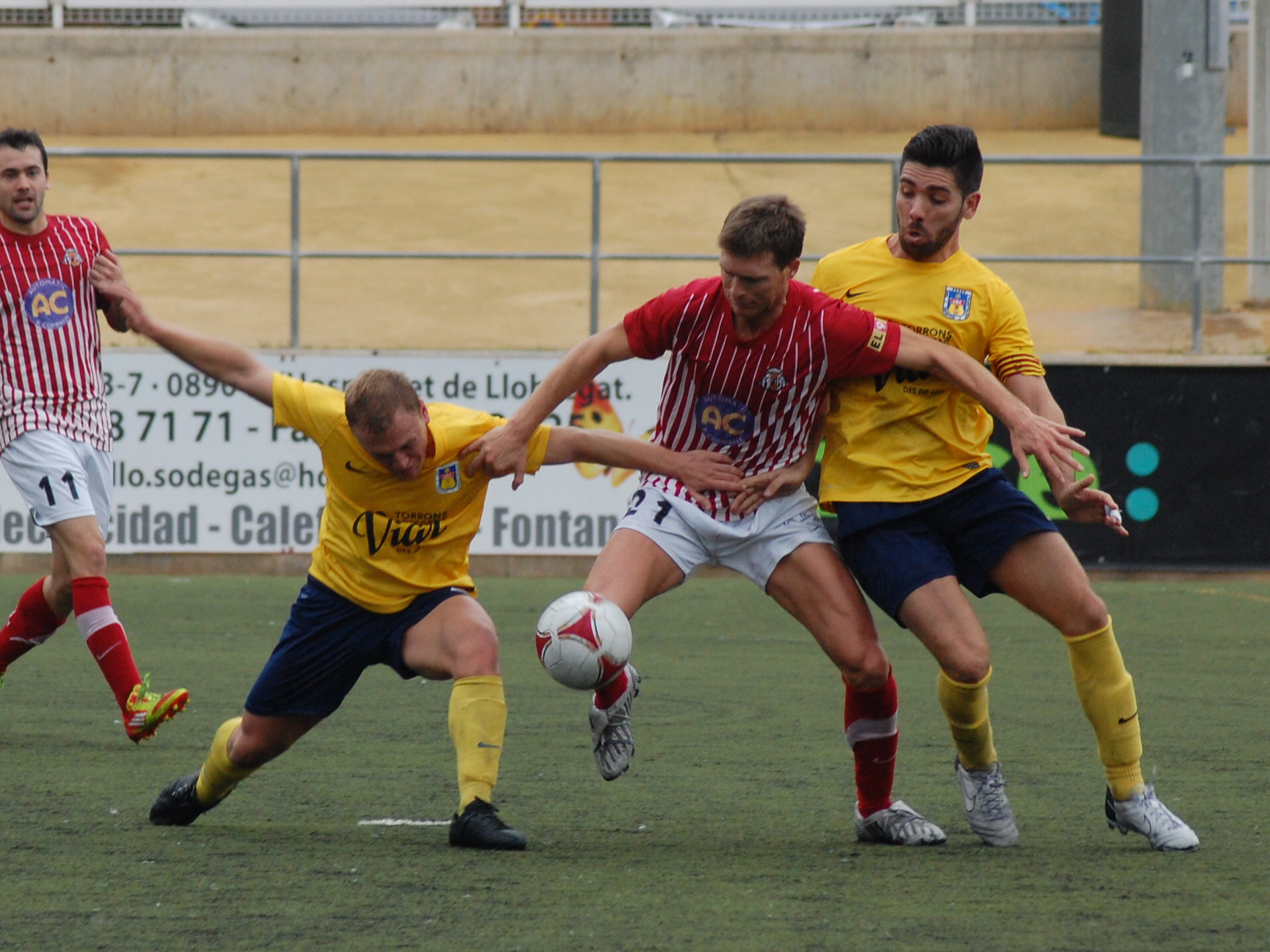 Puigdecens, que va tornar a jugar a la segona part, controla una pilota a l'interior de l'àrea de Castelldefels. FOTO: Jordi de Planell.