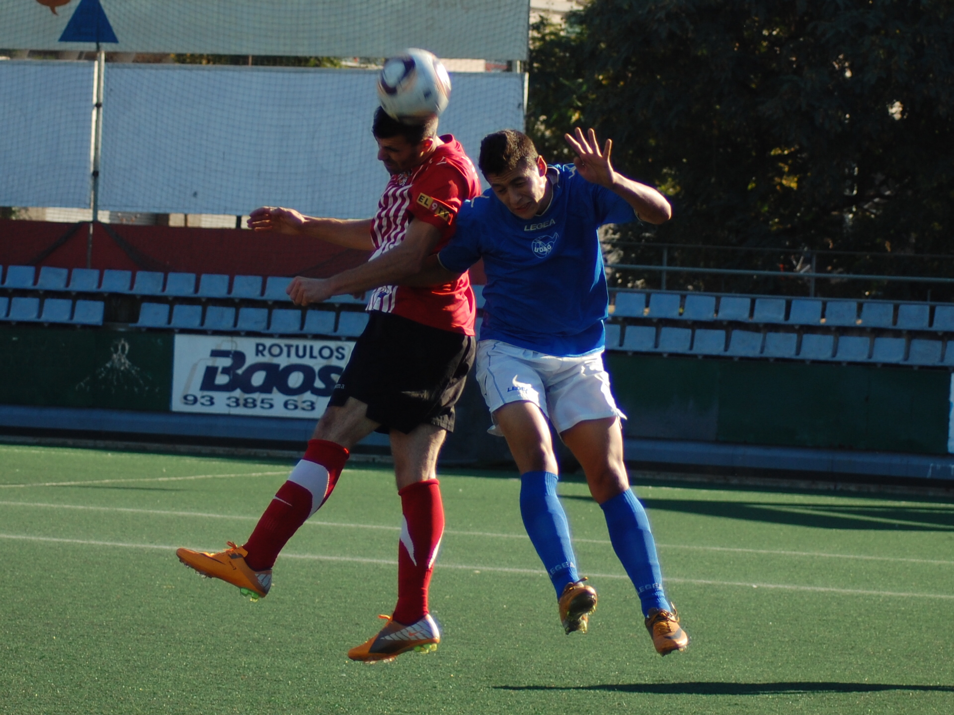 Trulls, que va sortir al segon temps, remata una pilota. FOTO: Jordi de Planell.