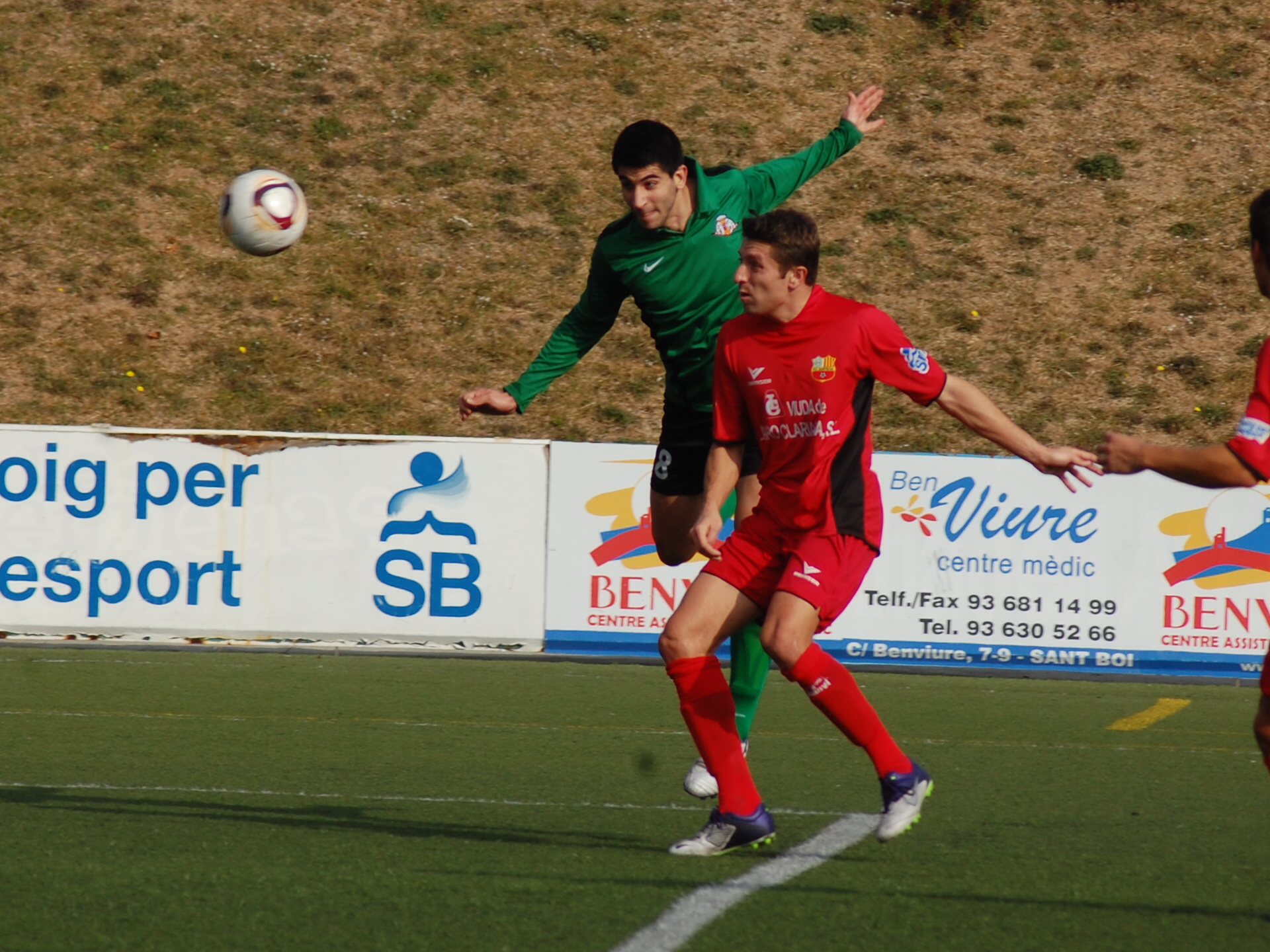 Poves remata una centrada que hauria pogut suposar el tercer gol del Vic. FOTO: Jordi de Planell.