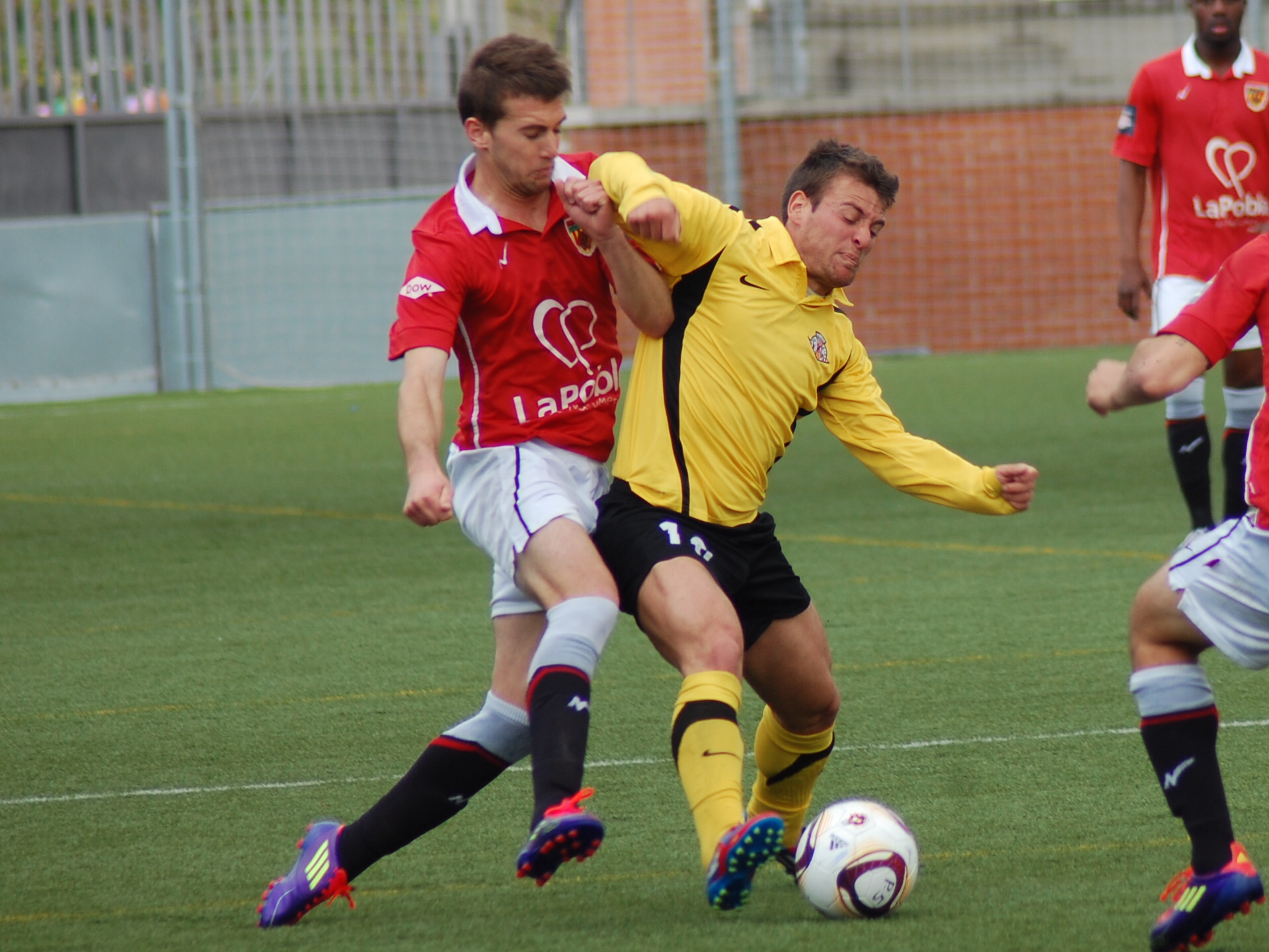 Alexis controla la pilota davant la pressió d'un jugador local. FOTO: Jordi de Planell.