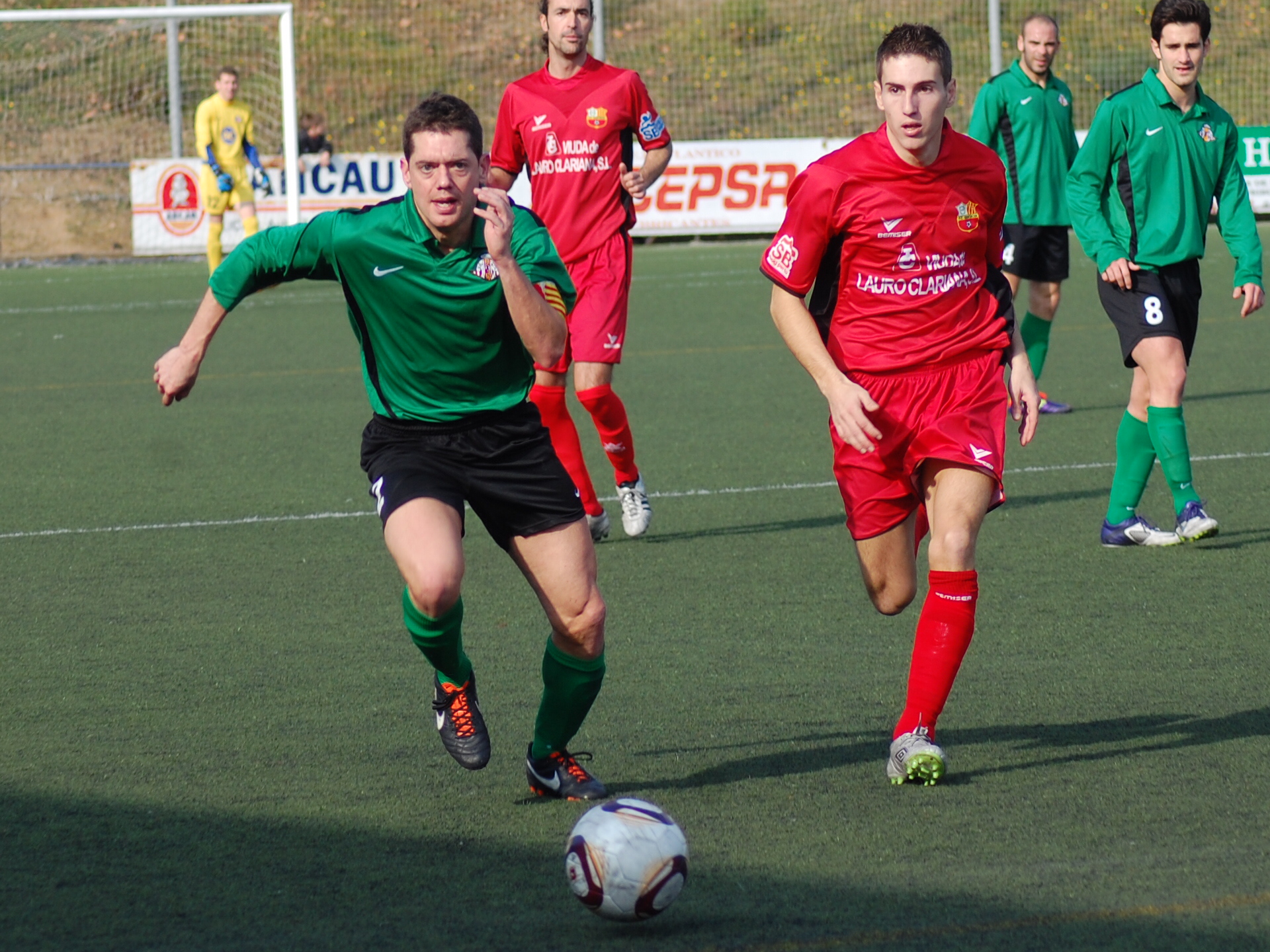 Carrascal intenta controlar l'esfèrica en una cursa amb un jugador del Sanboià. FOTO: Jordi de Planell.